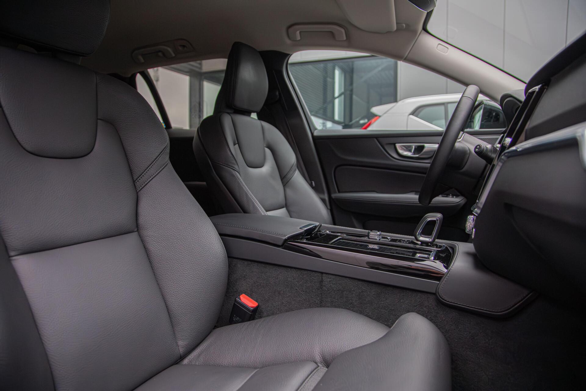 Volvo V60 2.0 T6 Plug-in hybrid AWD Plus Dark|H/K Audio|360 Camera|Leer|