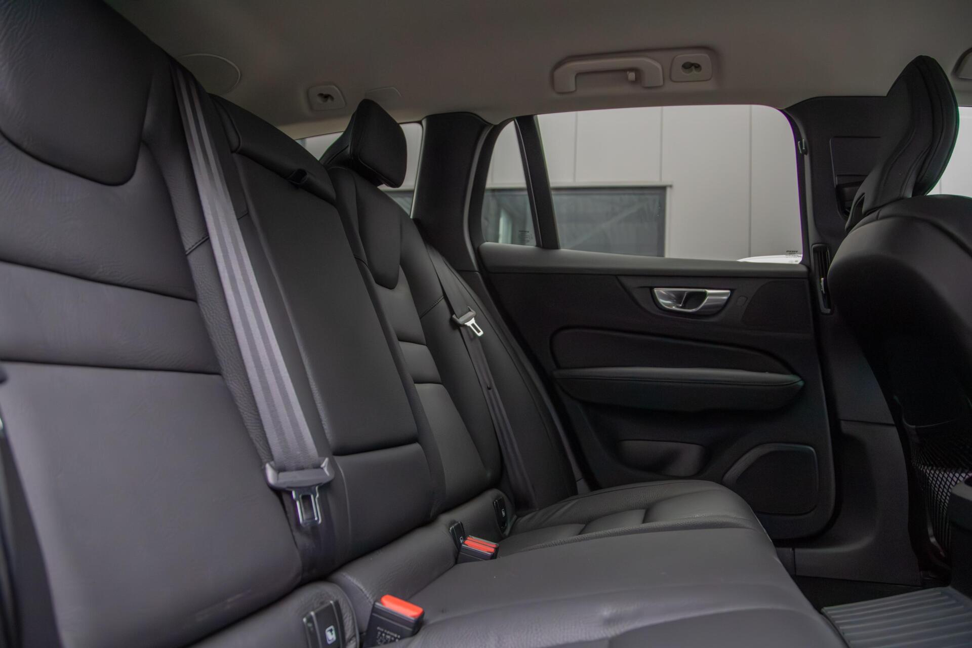 Volvo V60 2.0 T6 Plug-in hybrid AWD Plus Dark|H/K Audio|360 Camera|Leer|