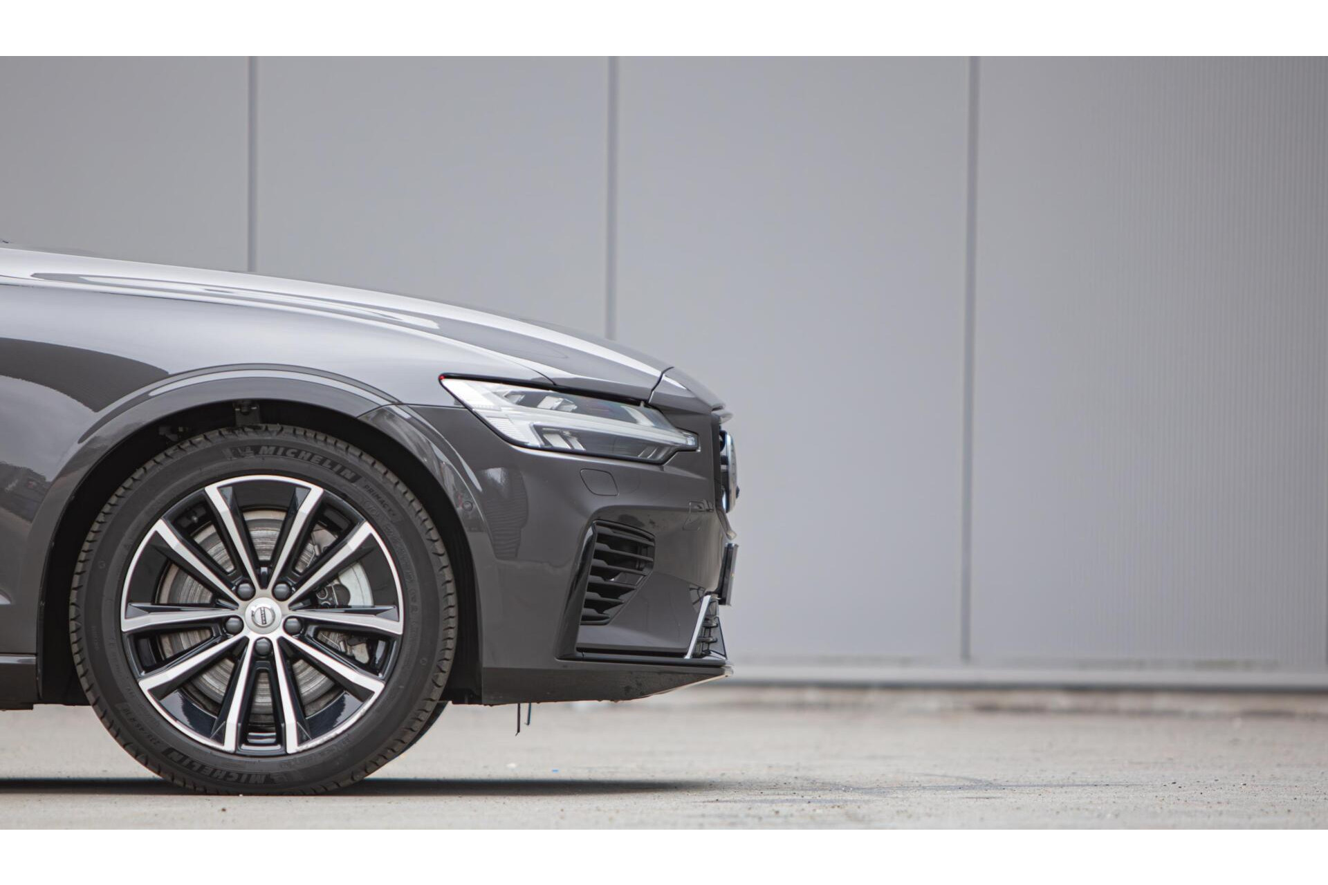 Volvo V60 2.0 T6 Plug-in hybrid AWD Plus Dark|H/K Audio|360 Camera|Leer|