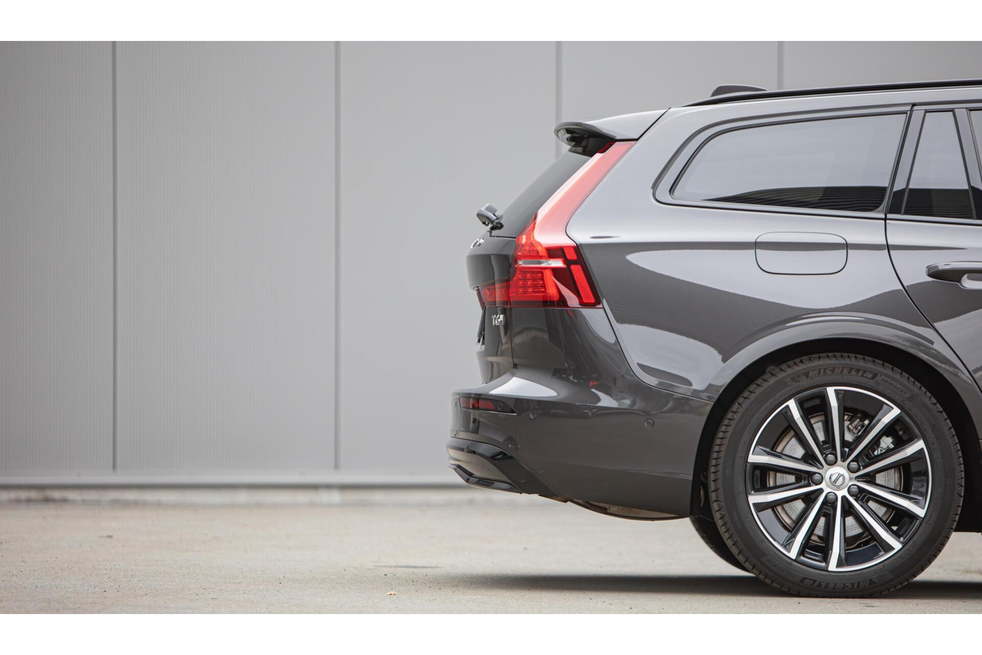 Volvo V60 2.0 T6 Plug-in hybrid AWD Plus Dark|H/K Audio|360 Camera|Leer|