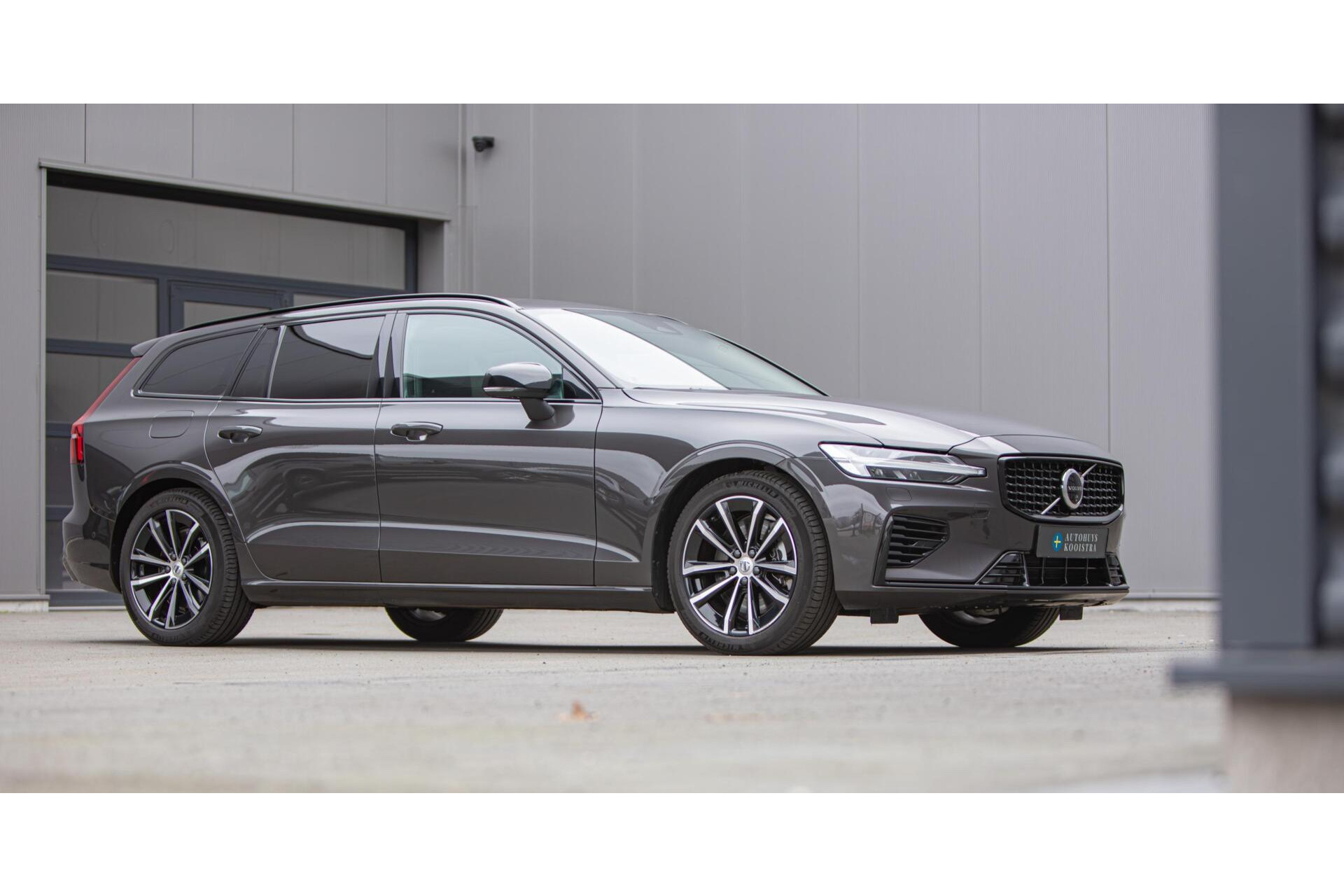 Volvo V60 2.0 T6 Plug-in hybrid AWD Plus Dark|H/K Audio|360 Camera|Leer|