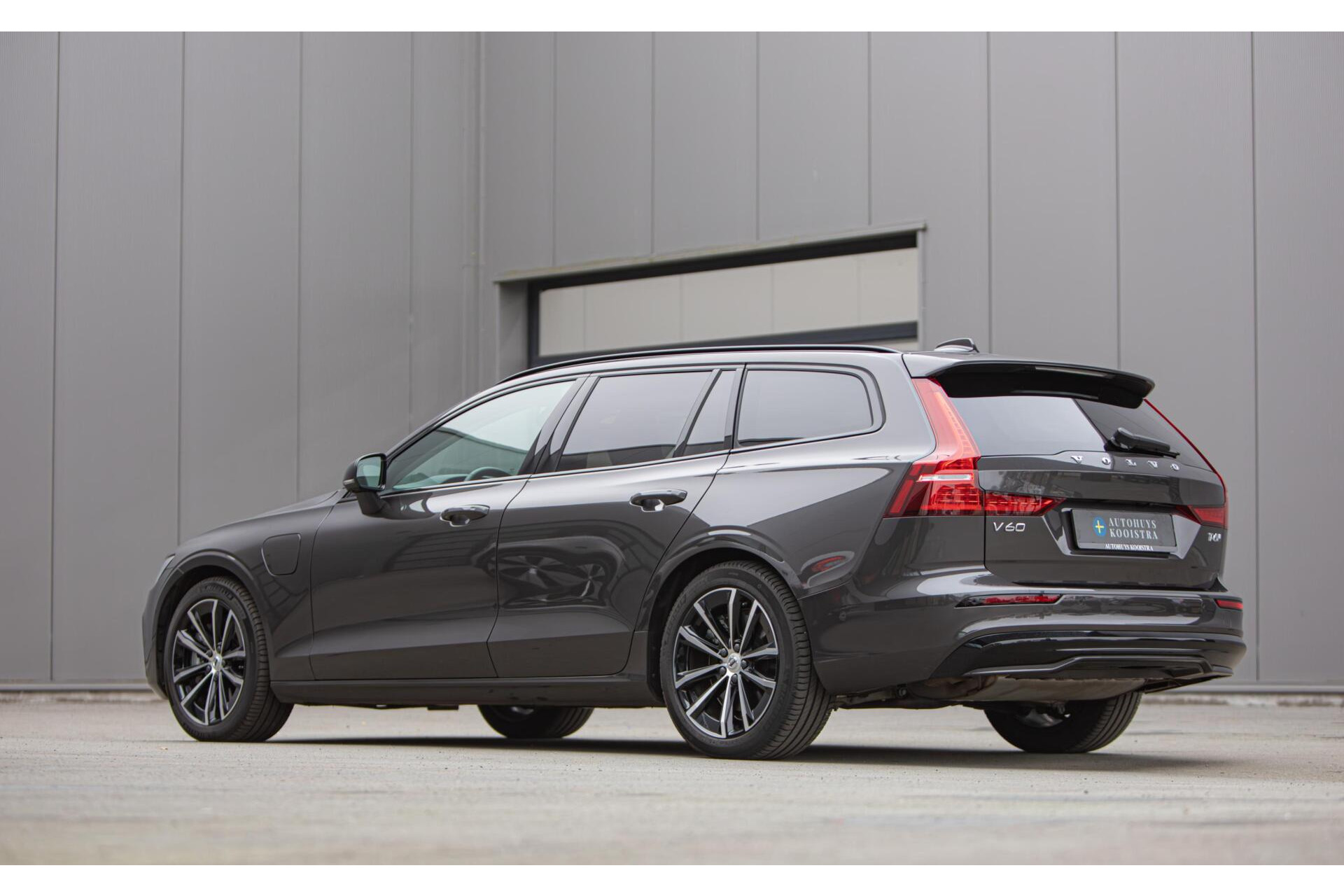 Volvo V60 2.0 T6 Plug-in hybrid AWD Plus Dark|H/K Audio|360 Camera|Leer|