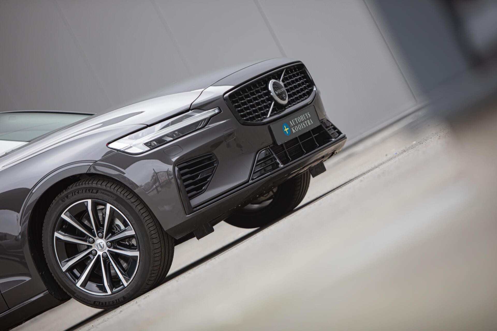 Volvo V60 2.0 T6 Plug-in hybrid AWD Plus Dark|H/K Audio|360 Camera|Leer|