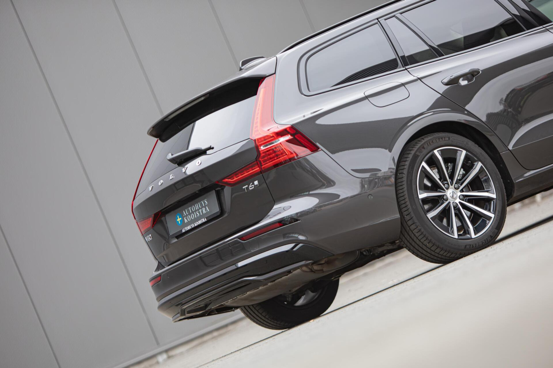 Volvo V60 2.0 T6 Plug-in hybrid AWD Plus Dark|H/K Audio|360 Camera|Leer|