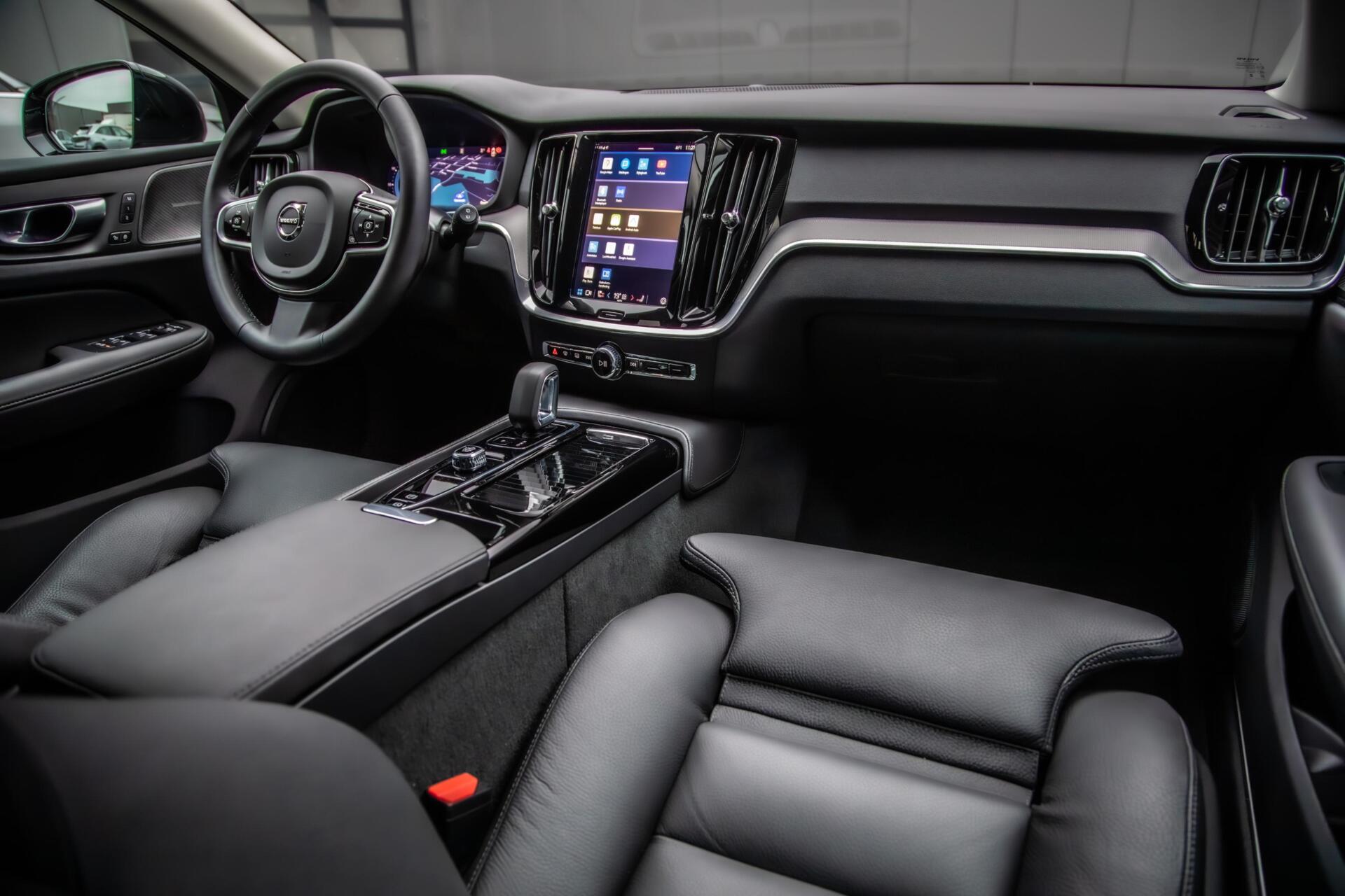 Volvo V60 2.0 T6 Plug-in hybrid AWD Plus Dark|H/K Audio|360 Camera|Leer|