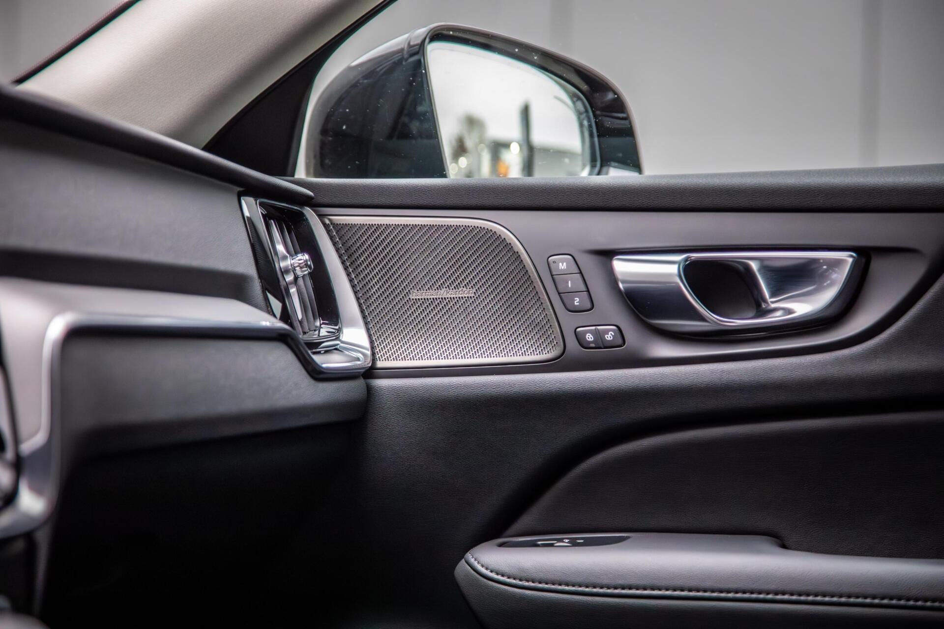 Volvo V60 2.0 T6 Plug-in hybrid AWD Plus Dark|H/K Audio|360 Camera|Leer|