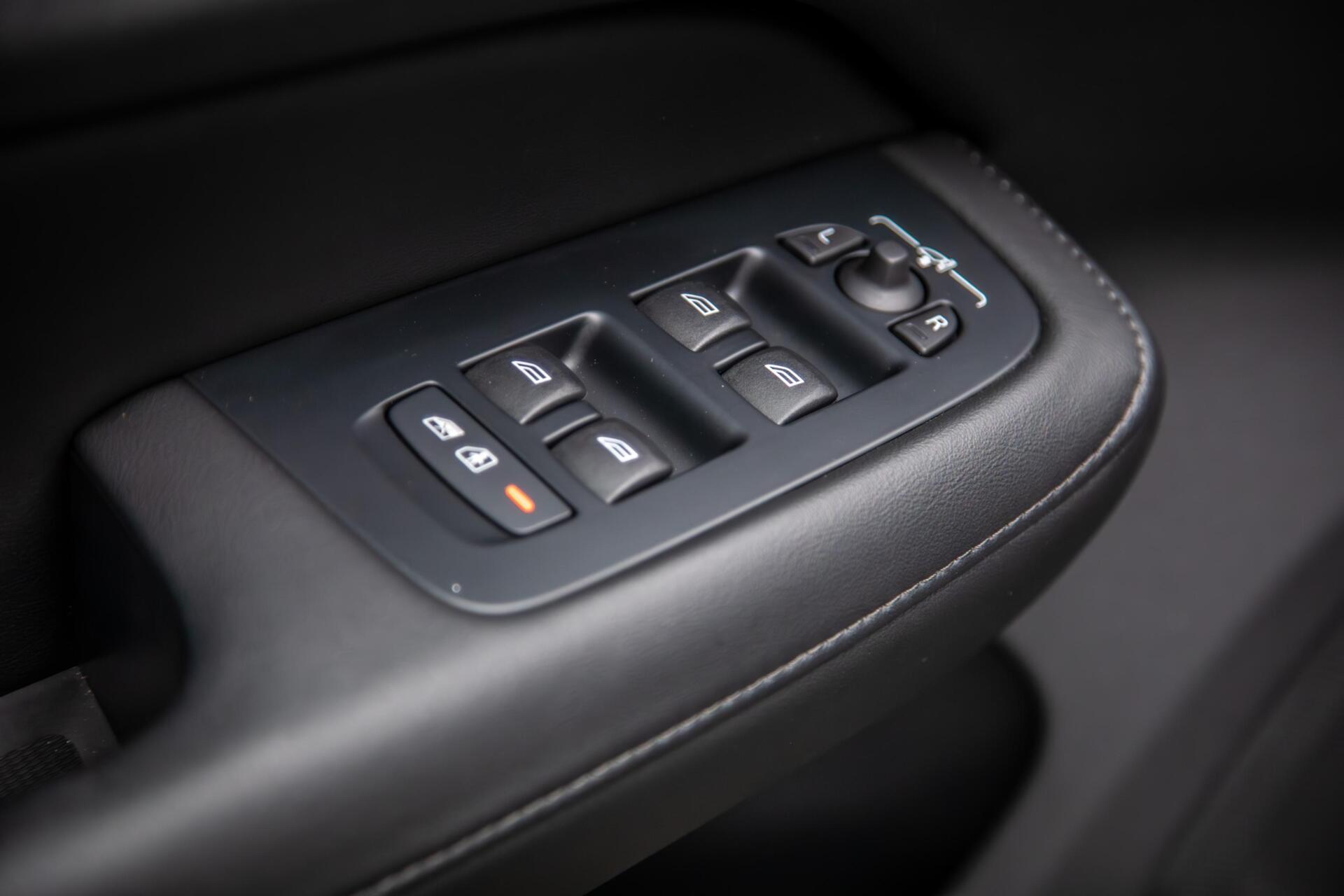 Volvo V60 2.0 T6 Plug-in hybrid AWD Plus Dark|H/K Audio|360 Camera|Leer|