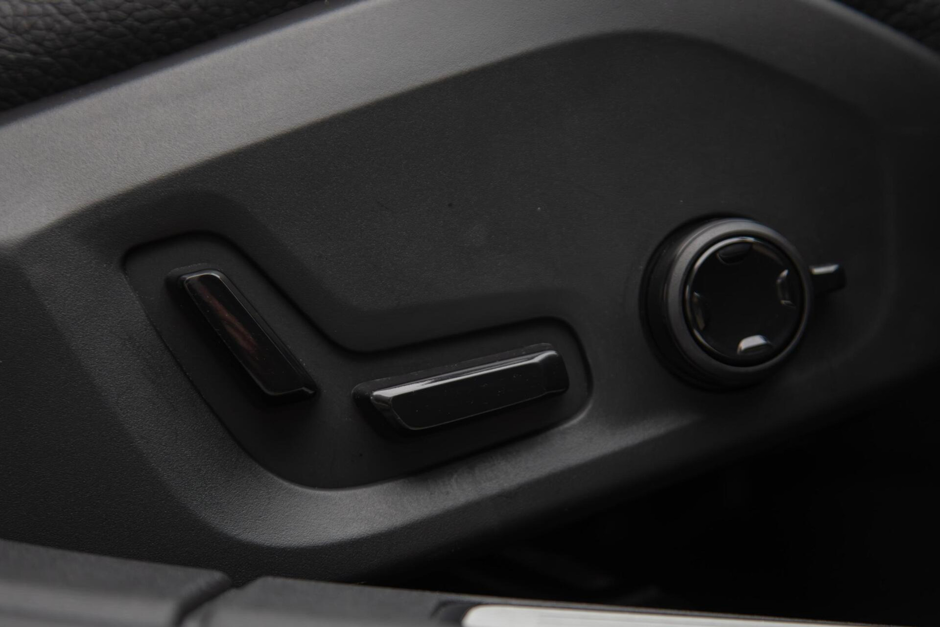 Volvo V60 2.0 T6 Plug-in hybrid AWD Plus Dark|H/K Audio|360 Camera|Leer|