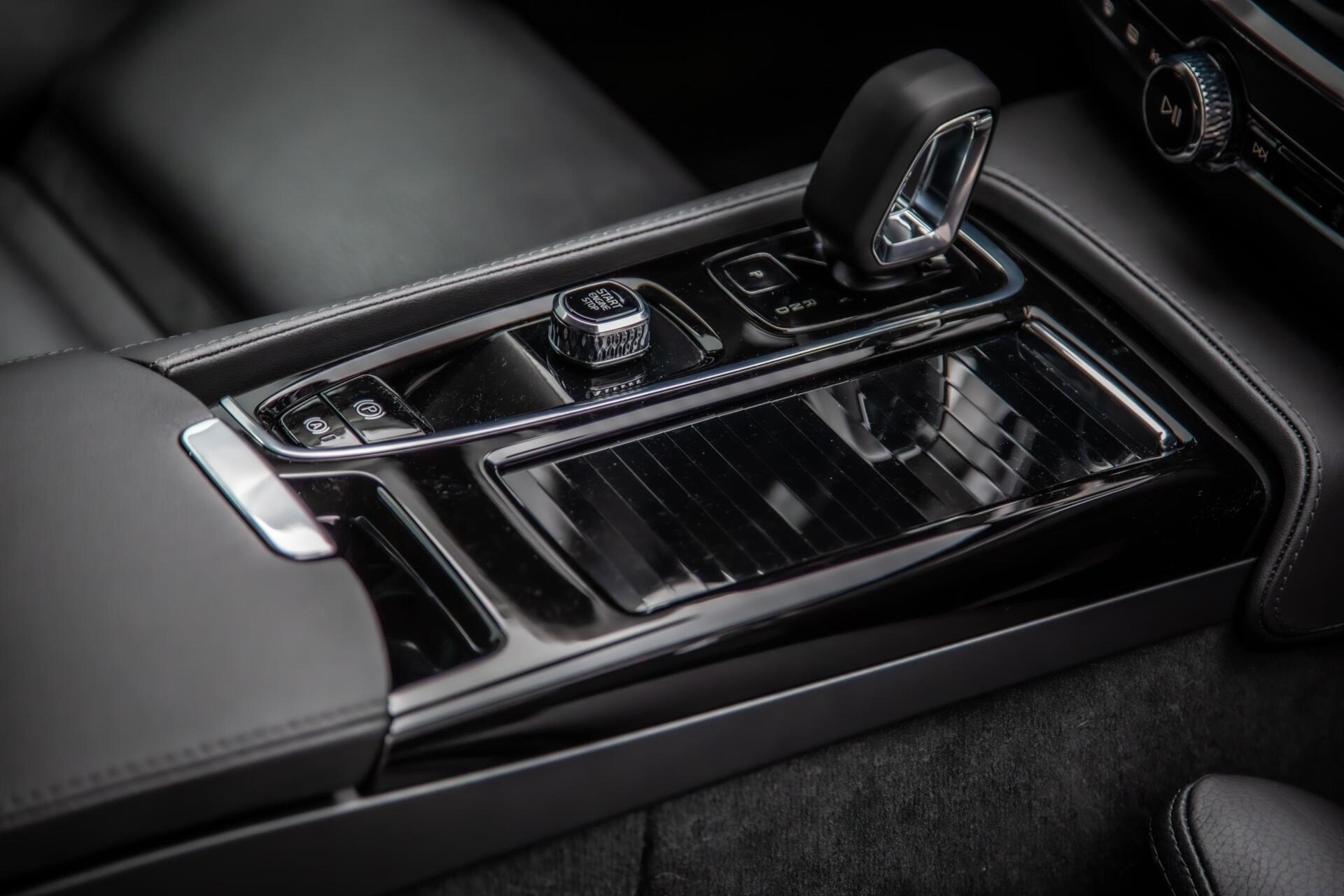 Volvo V60 2.0 T6 Plug-in hybrid AWD Plus Dark|H/K Audio|360 Camera|Leer|