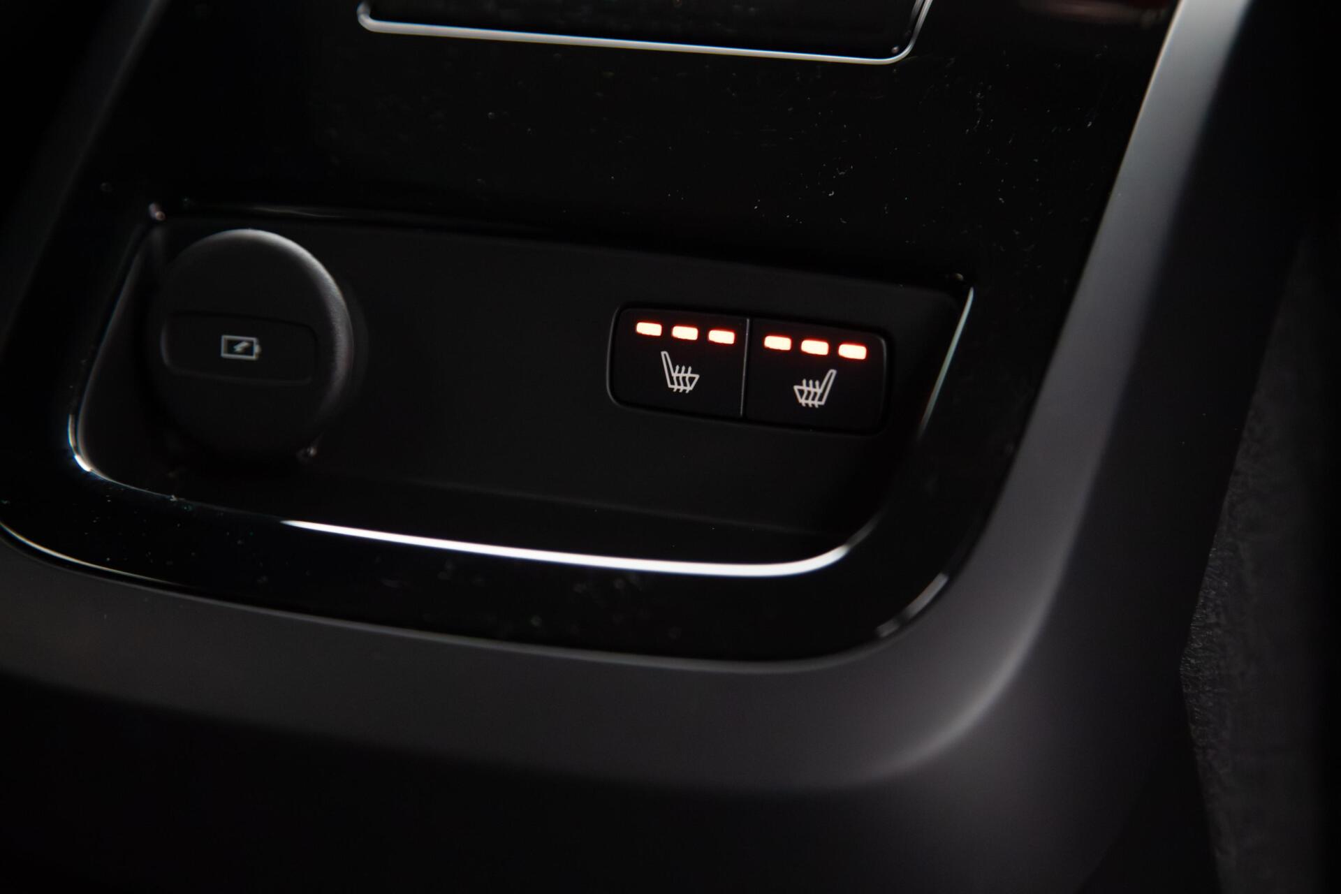 Volvo V60 2.0 T6 Plug-in hybrid AWD Plus Dark|H/K Audio|360 Camera|Leer|