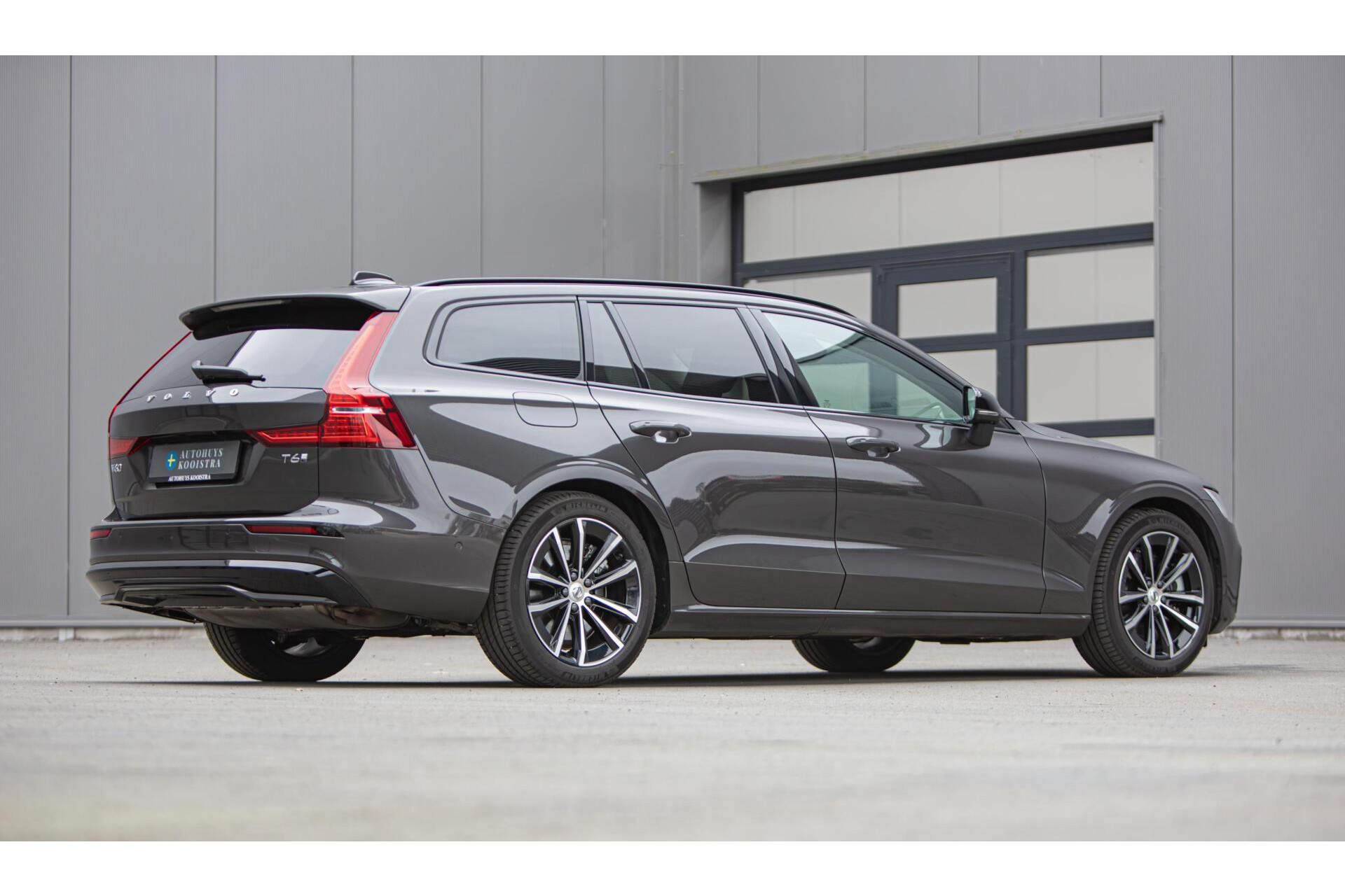 Volvo V60 2.0 T6 Plug-in hybrid AWD Plus Dark|H/K Audio|360 Camera|Leer|