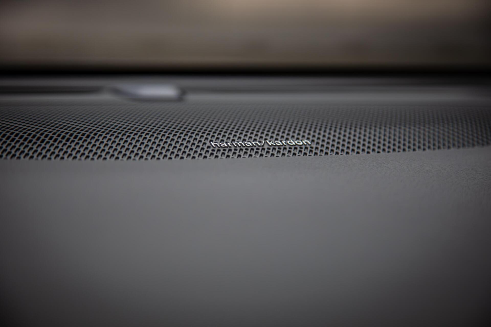 Volvo V60 2.0 T6 Plug-in hybrid AWD Plus Dark|H/K Audio|360 Camera|Leer|