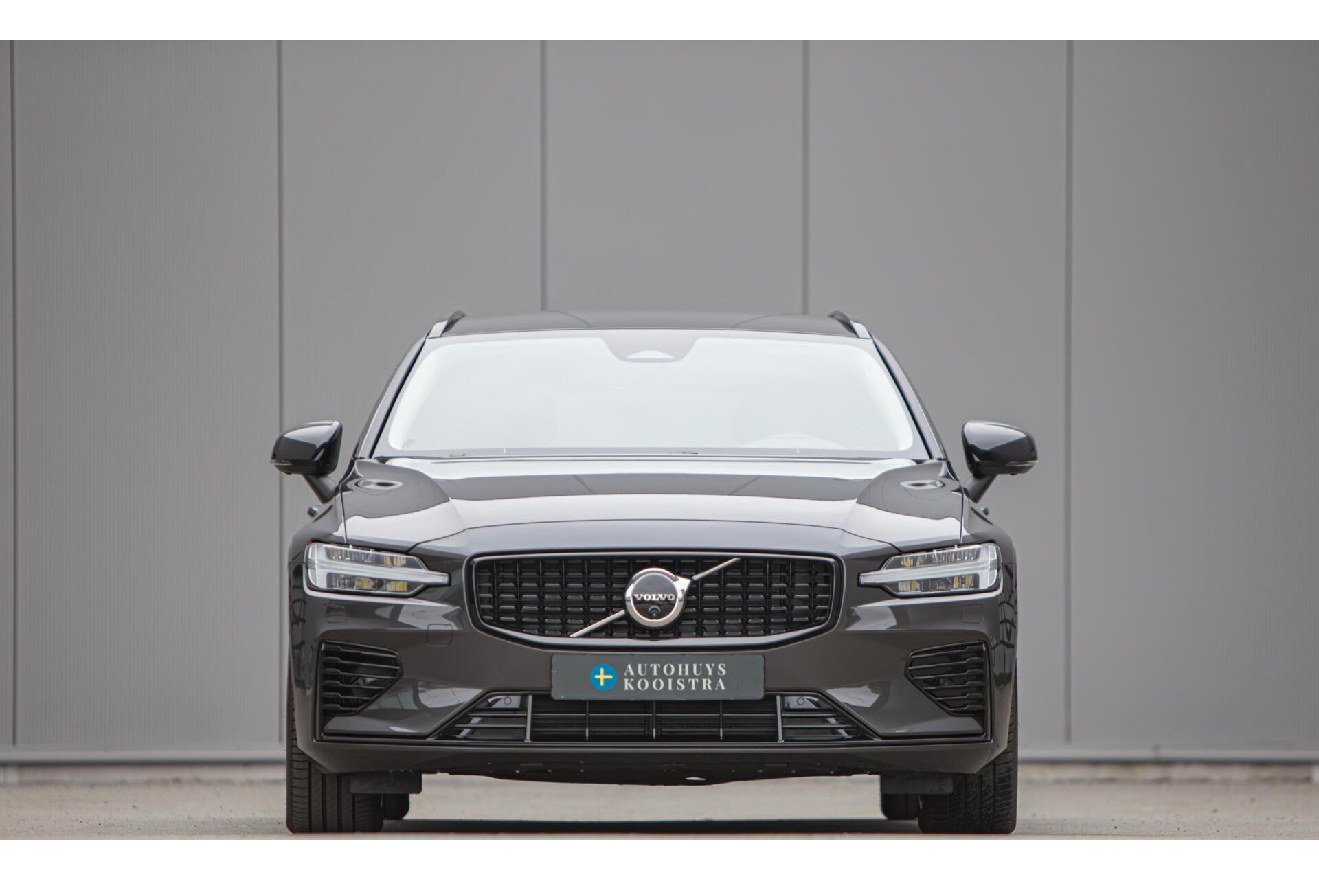 Volvo V60 2.0 T6 Plug-in hybrid AWD Plus Dark|H/K Audio|360 Camera|Leer|