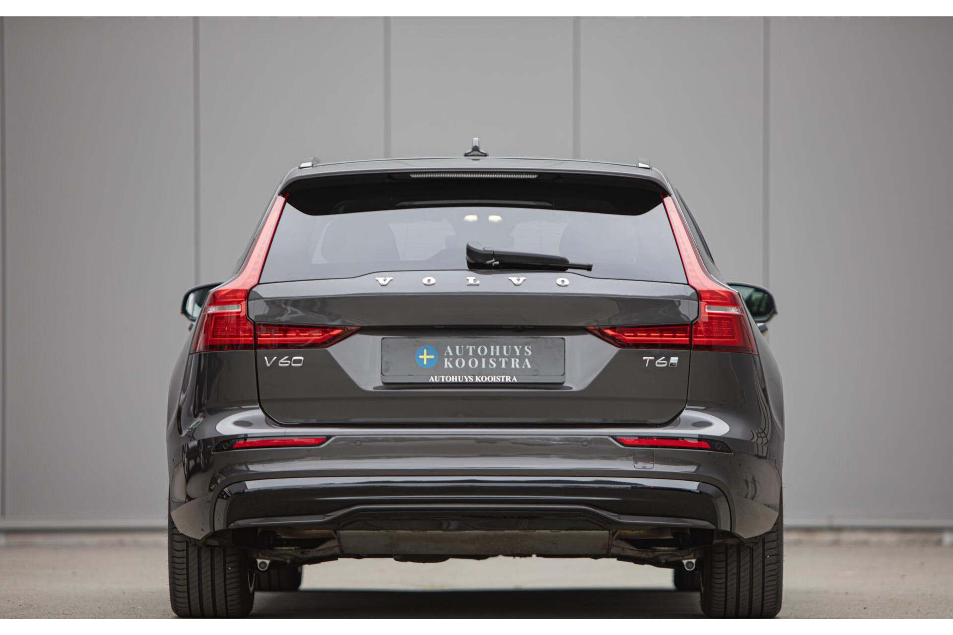 Volvo V60 2.0 T6 Plug-in hybrid AWD Plus Dark|H/K Audio|360 Camera|Leer|