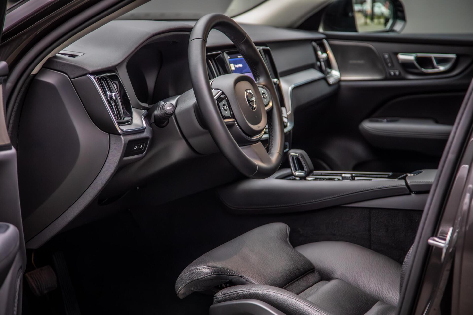 Volvo V60 2.0 T6 Plug-in hybrid AWD Plus Dark|H/K Audio|360 Camera|Leer|
