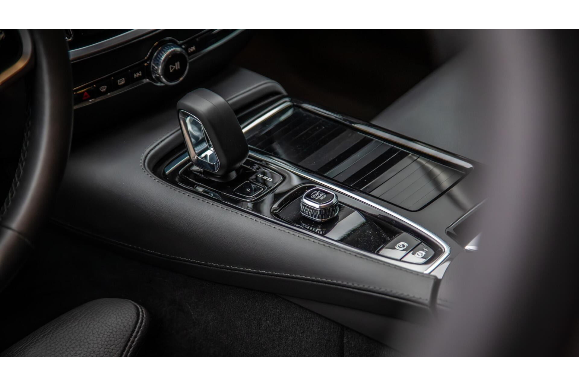 Volvo V60 2.0 T6 Plug-in hybrid AWD Plus Dark|H/K Audio|360 Camera|Leer|
