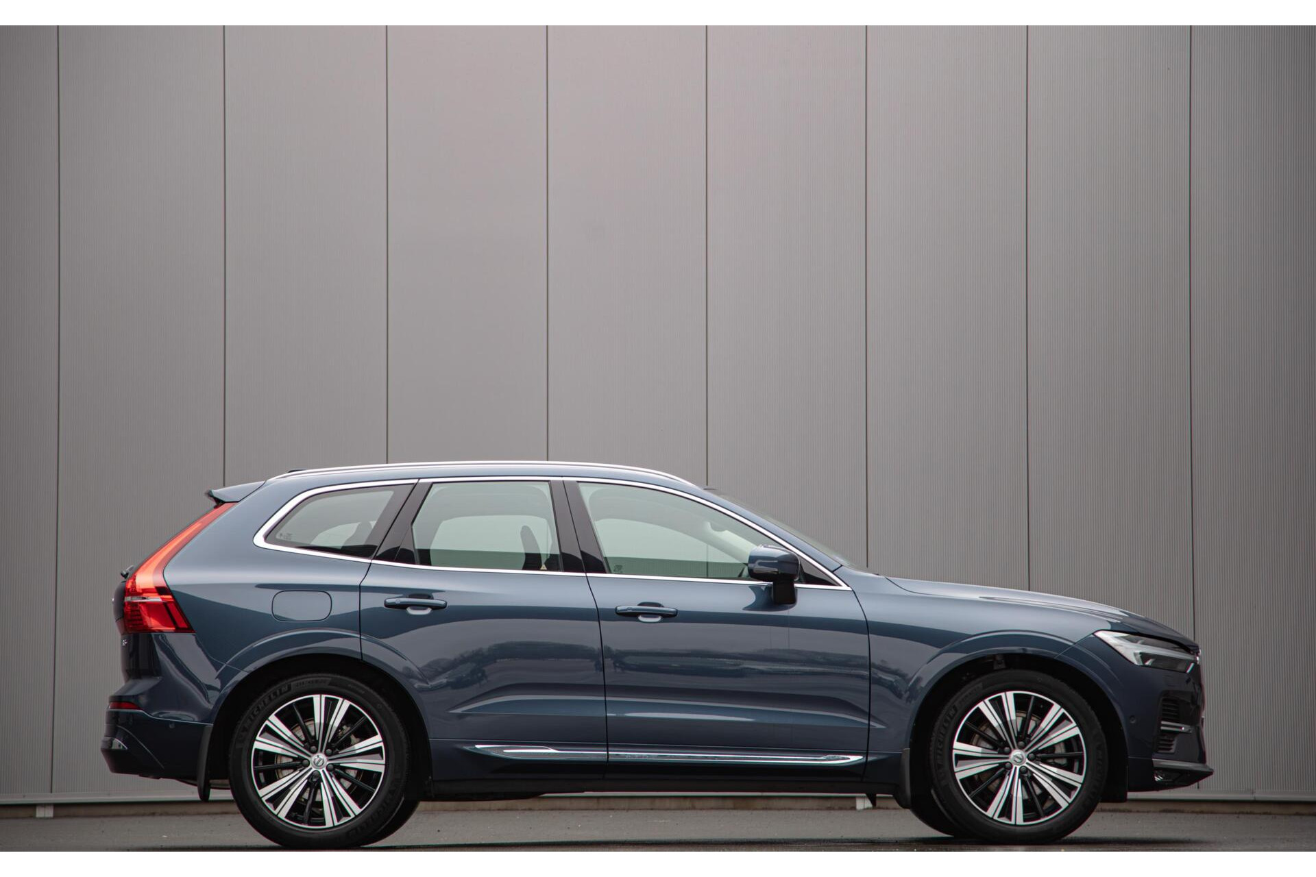 Volvo XC60 - 2.0 B5 Inscription Panorama|Massage|Bowers Wilkins