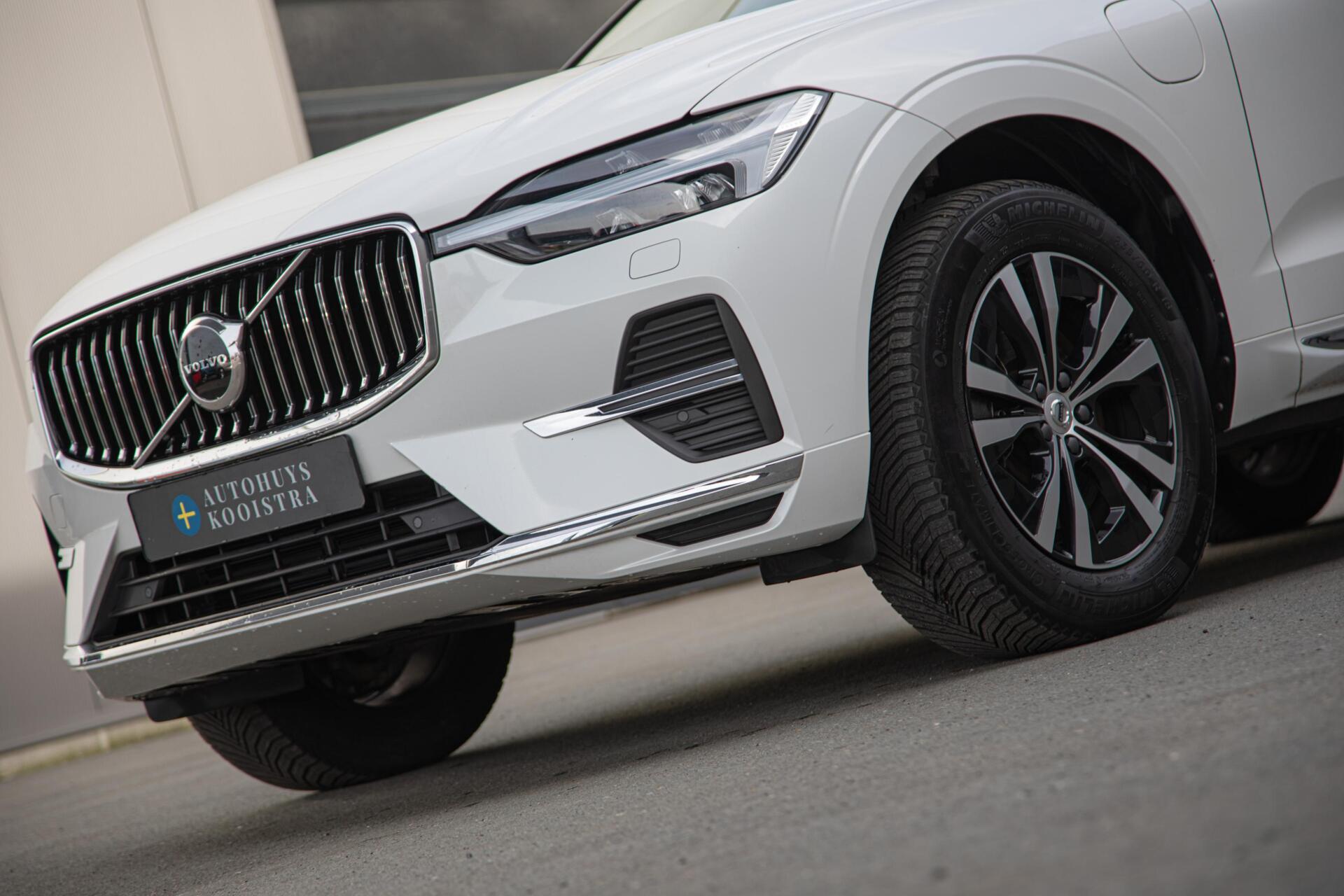 Volvo XC60 2.0 T6 Plug-in hybrid AWD Core Bright Panorama|Leer|