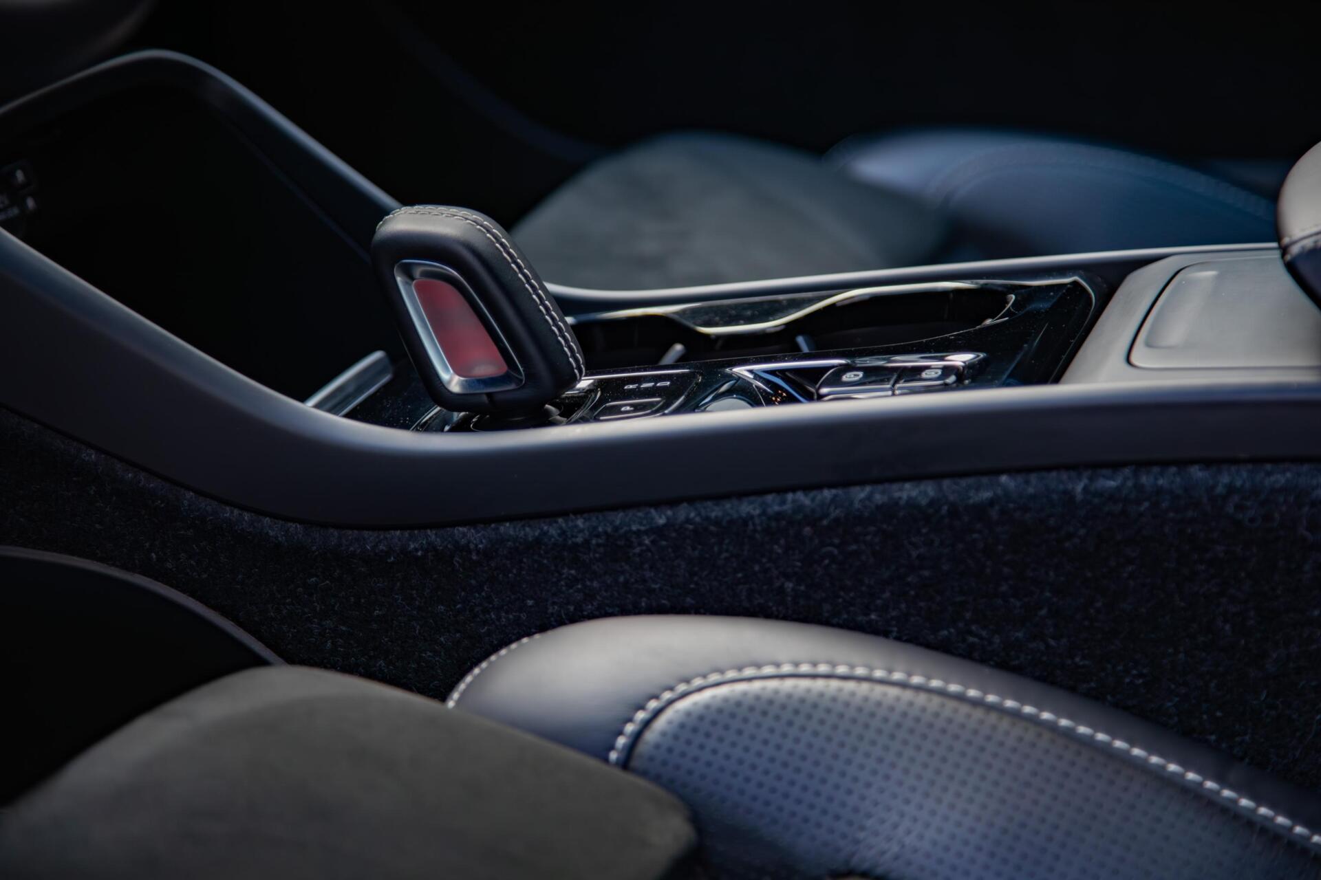Volvo XC40 2.0 B4 R-Design 190PK|LED|H/K Audio|Keyless