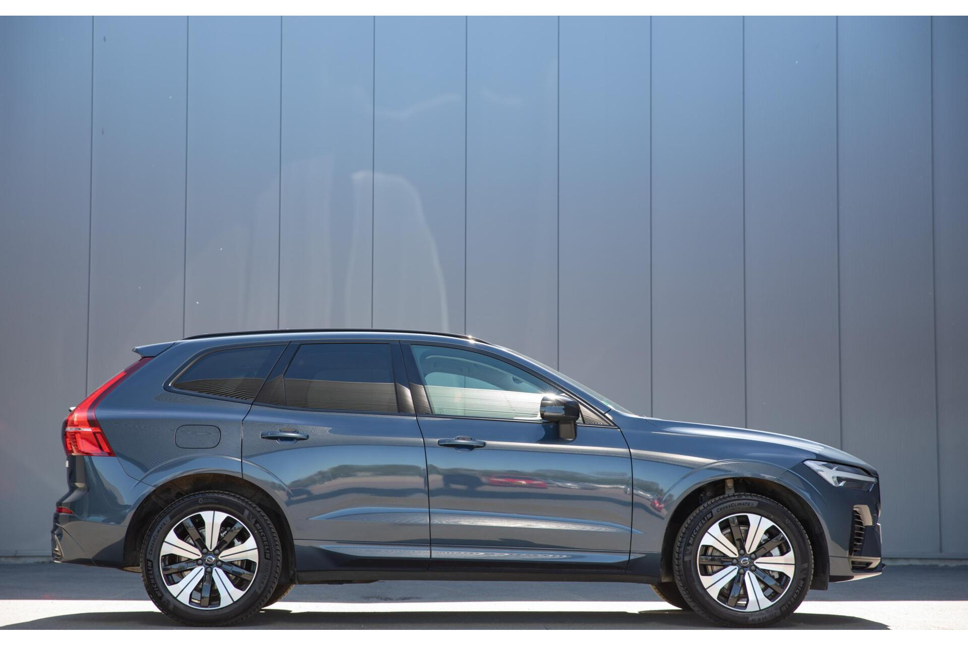 Volvo XC60 - 2.0 T6 Plug-in hybrid AWD Plus Dark Panorama H/K Audio