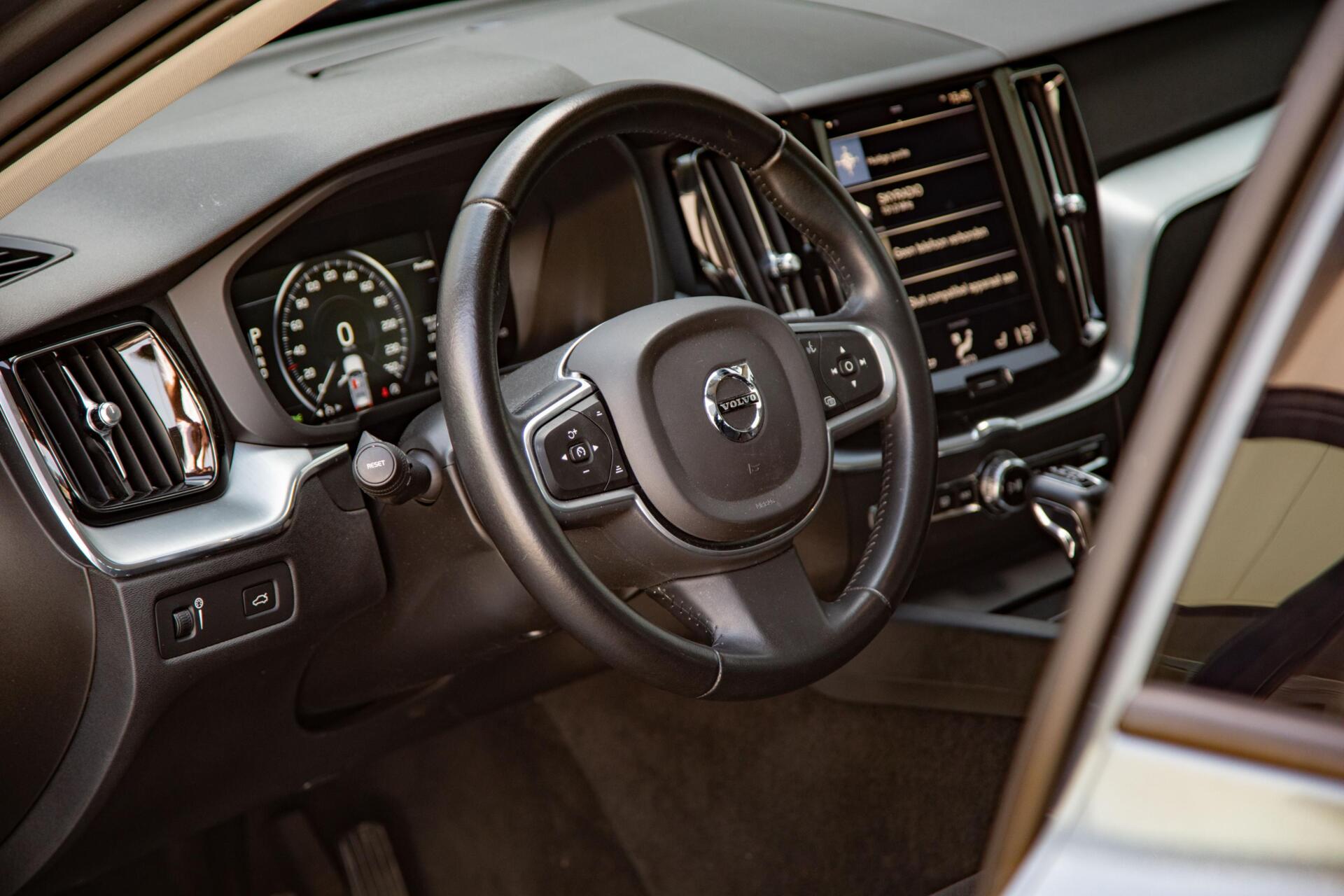 Volvo XC60 2.0 T5 AWD Momentum Trekhaak|Stoelverwarming|CarPlay