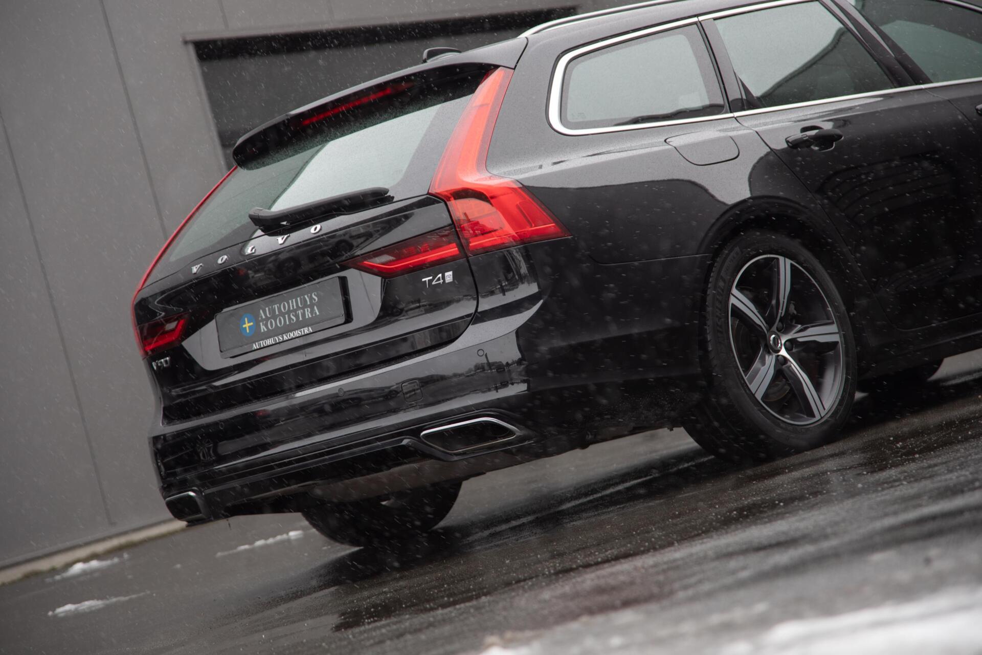 Volvo V90 2.0 T4 Business Sport 190PK|H/K Audio|Leer|Trekhaak|DAB+|LED