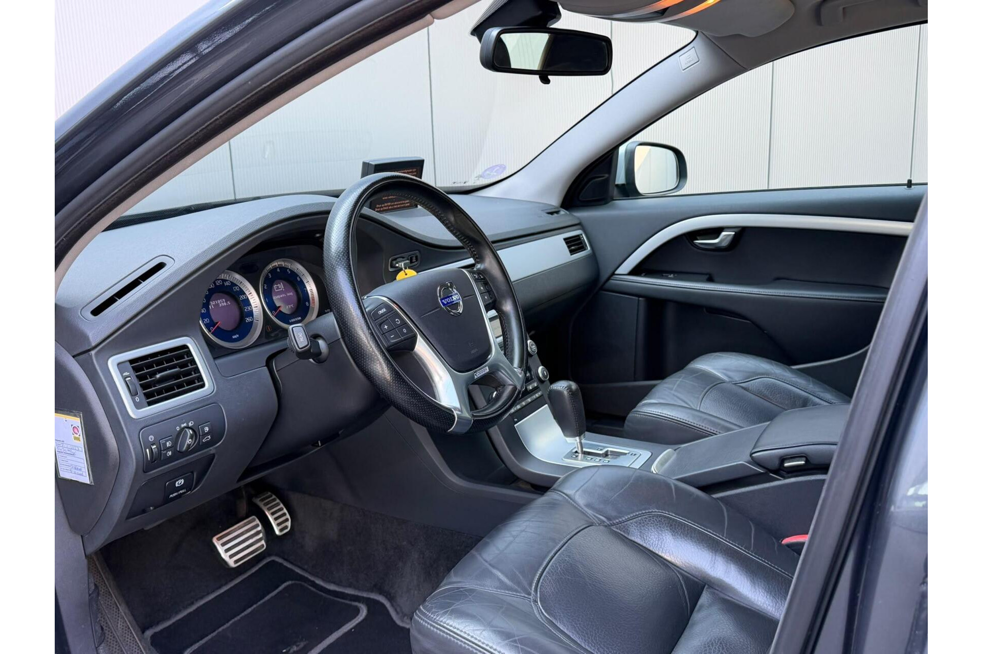 Volvo V70 2.0T R-Design Trekhaak|Automaat|Leer|
