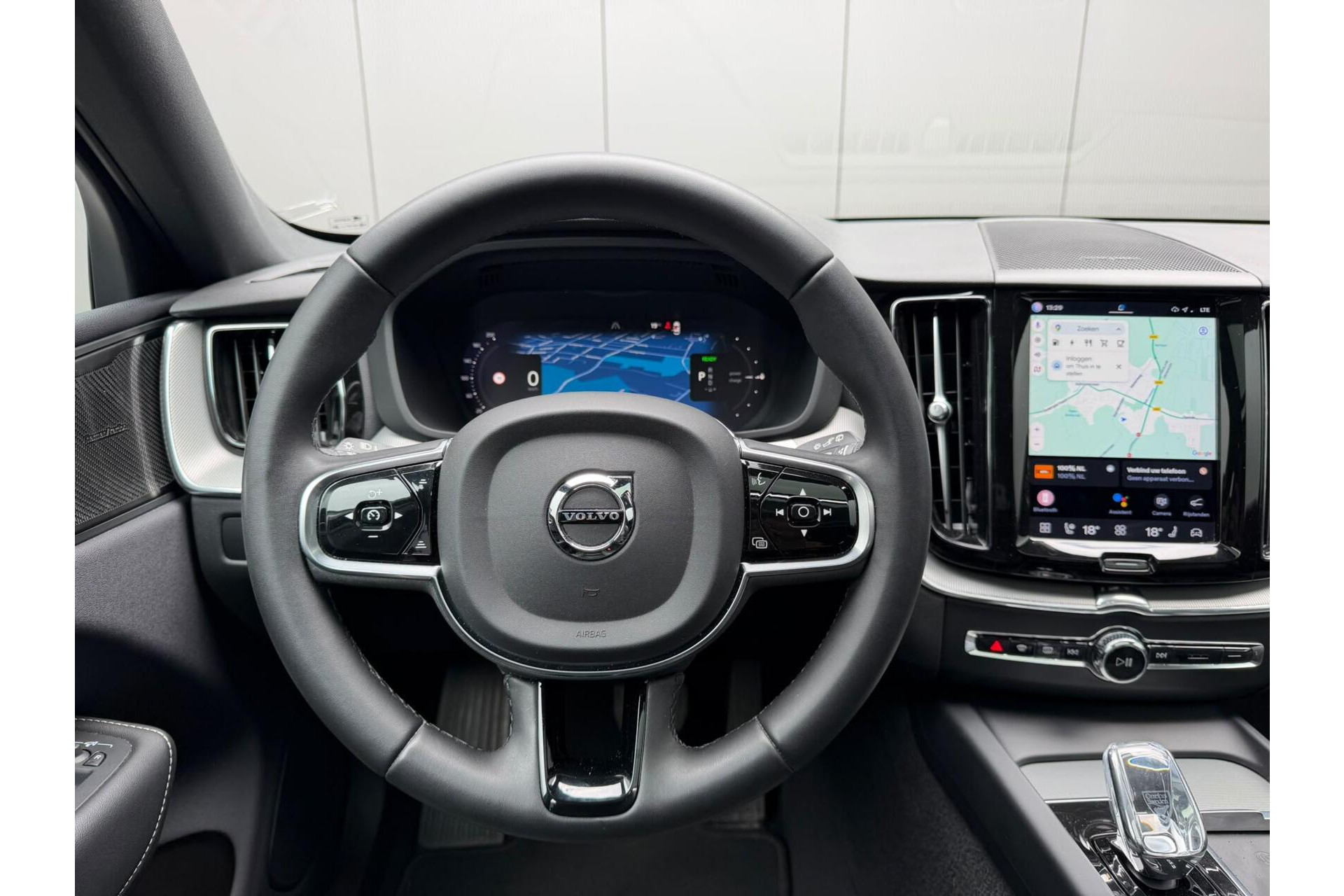 Volvo XC60 2.0 T6 Plug-in hybrid AWD Plus Dark Panorama|H/K Audio|Keyless