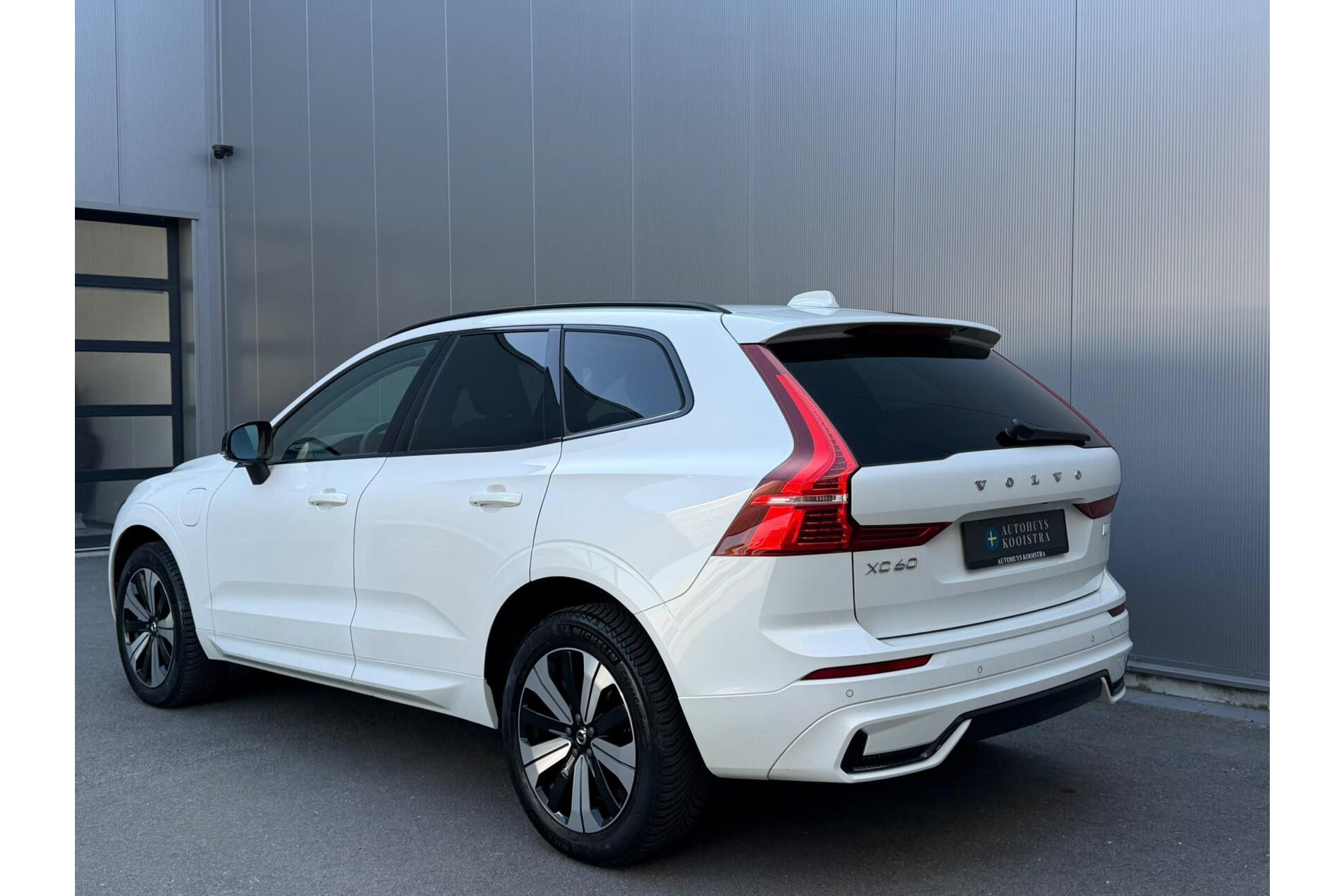 Volvo XC60 2.0 T6 Plug-in hybrid AWD Plus Dark Panorama|H/K Audio|Keyless