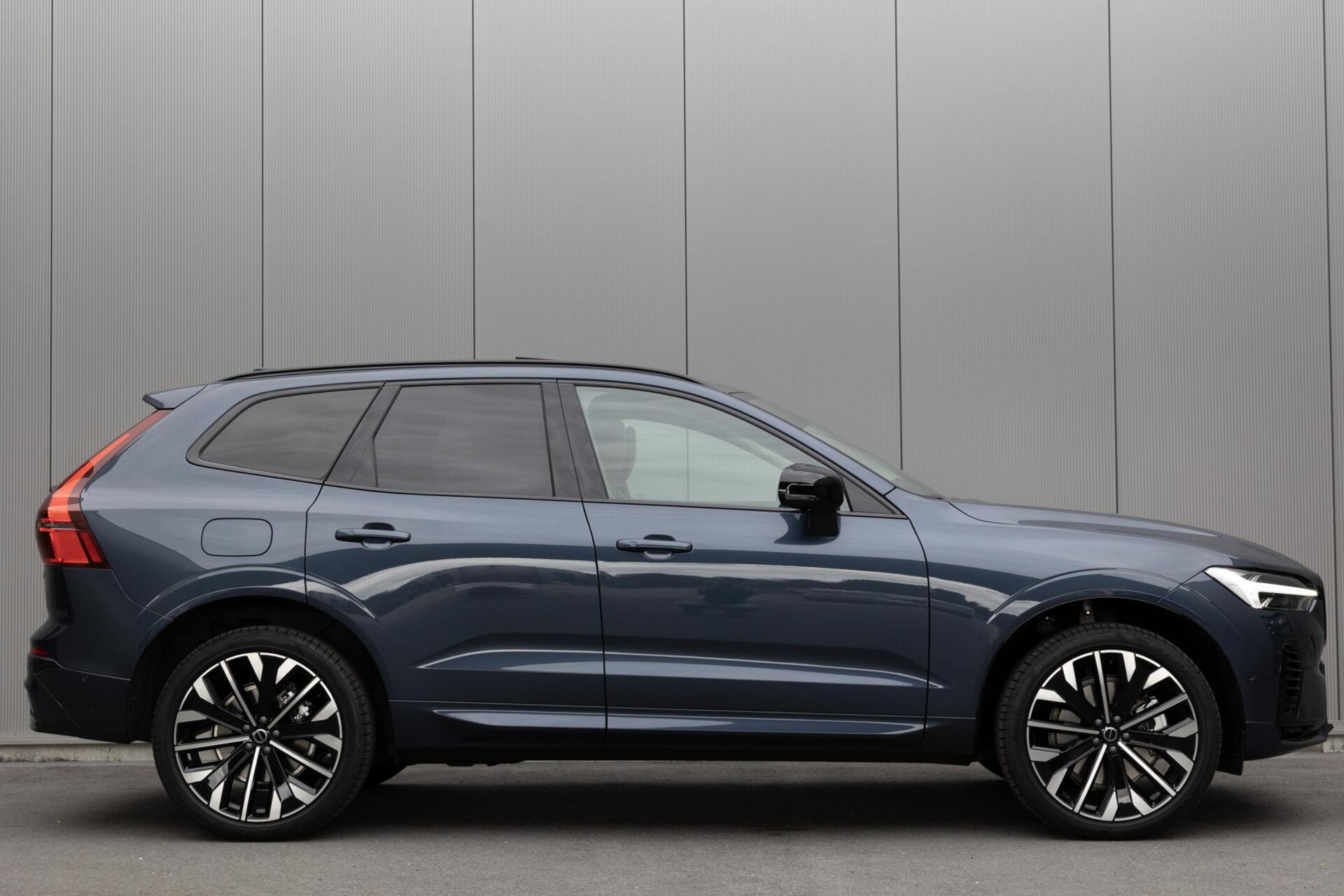 Volvo XC60 T8 Plug-in hybrid AWD Ultra Dark Snel Leverbaar! Te bestellen!
