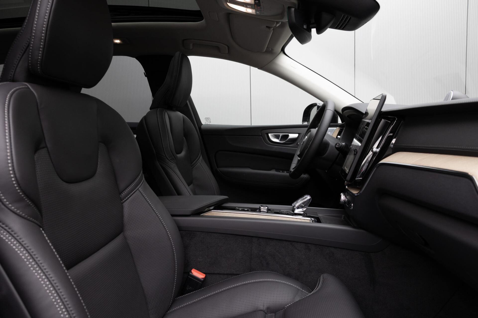 Volvo XC60 T8 Plug-in hybrid AWD Ultra Dark Snel Leverbaar! Te bestellen!
