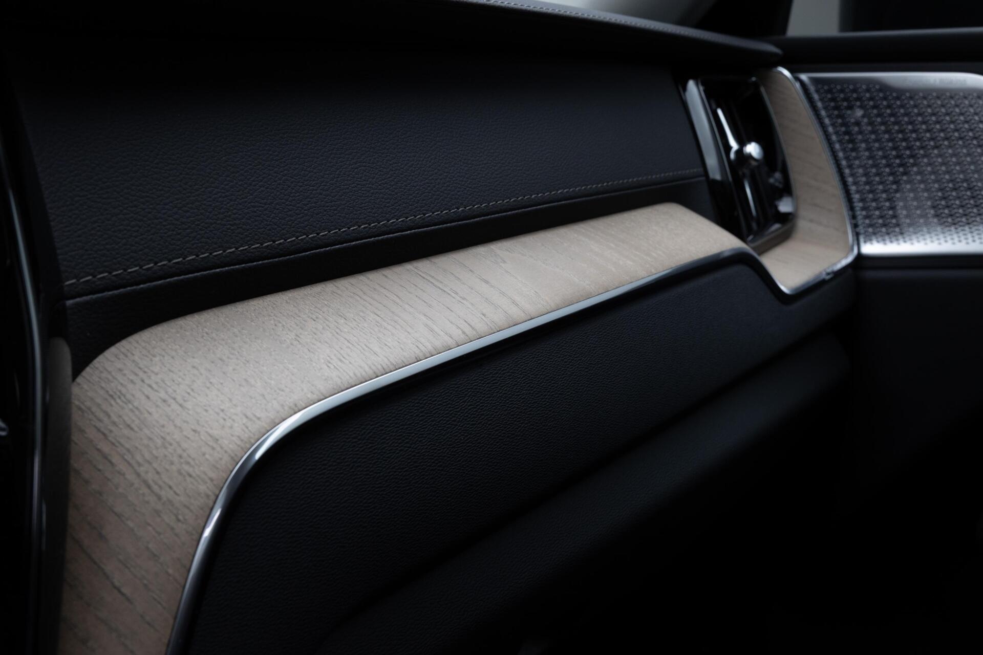 Volvo XC60 T8 Plug-in hybrid AWD Ultra Dark Snel Leverbaar! Te bestellen!