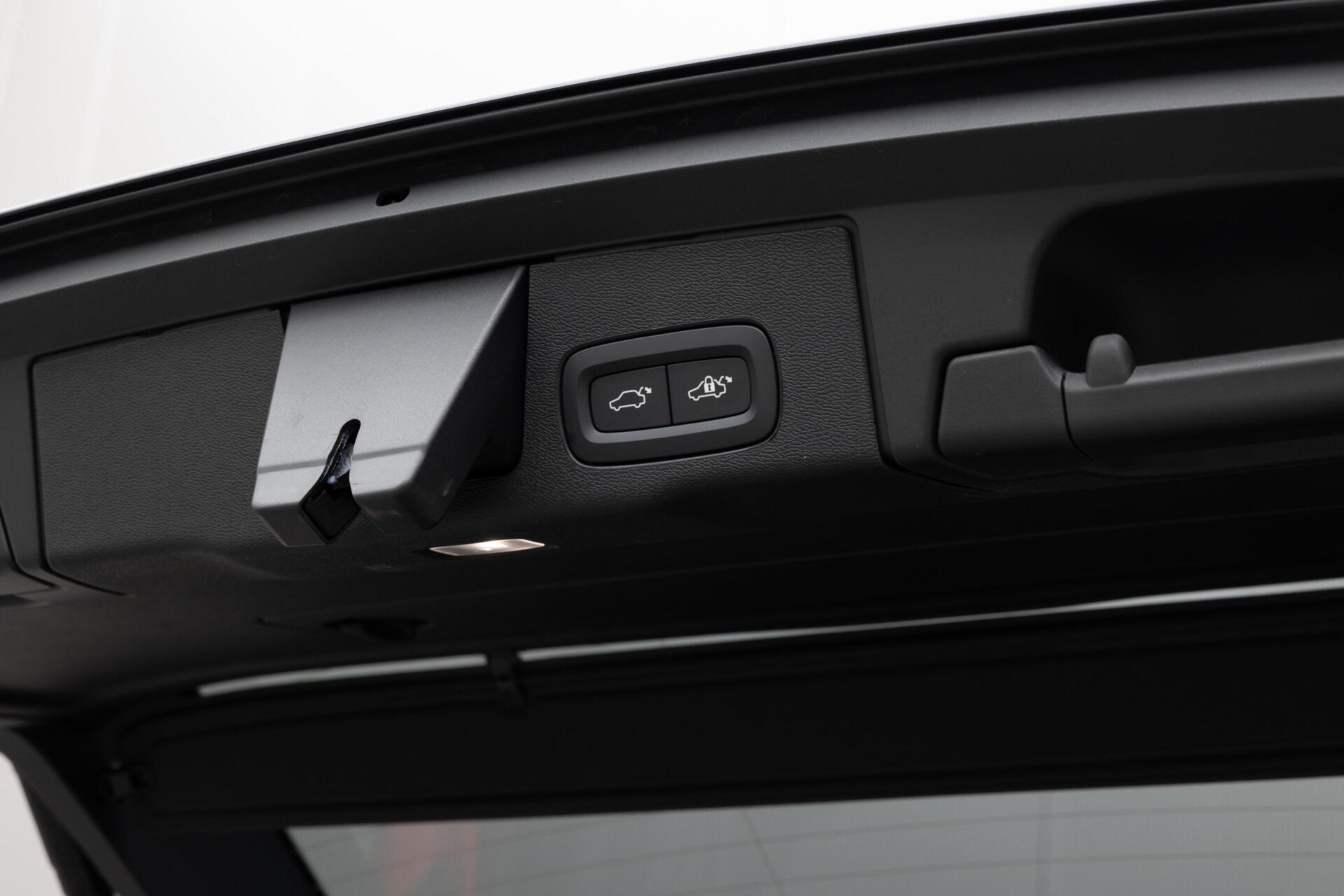 Volvo XC60 T8 Plug-in hybrid AWD Ultra Dark Snel Leverbaar! Te bestellen!