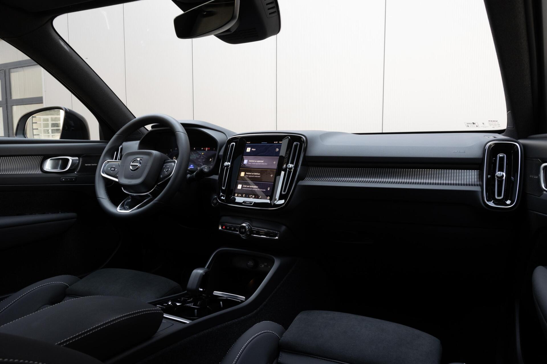 Volvo XC40 | B3 Ultra Dark|Black Edition|MY 2027|FULL OPTION|360° Camera|Panoramadak