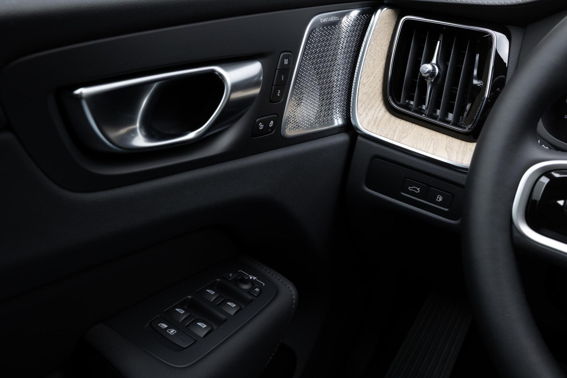 Volvo XC60 T6 Plug-in hybrid AWD Ultra Dark Snel Leverbaar! Te bestellen!
