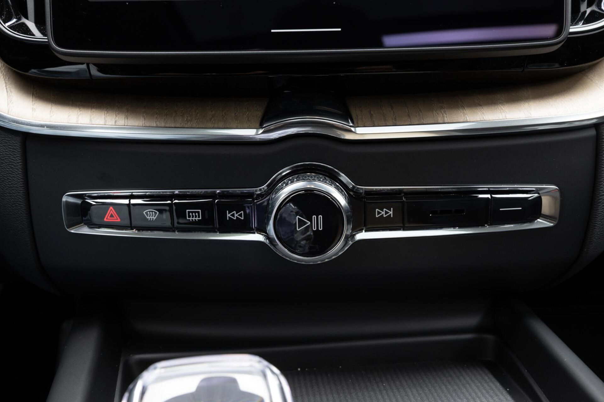 Volvo XC60 T6 Plug-in hybrid AWD Ultra Dark Snel Leverbaar! Te bestellen!