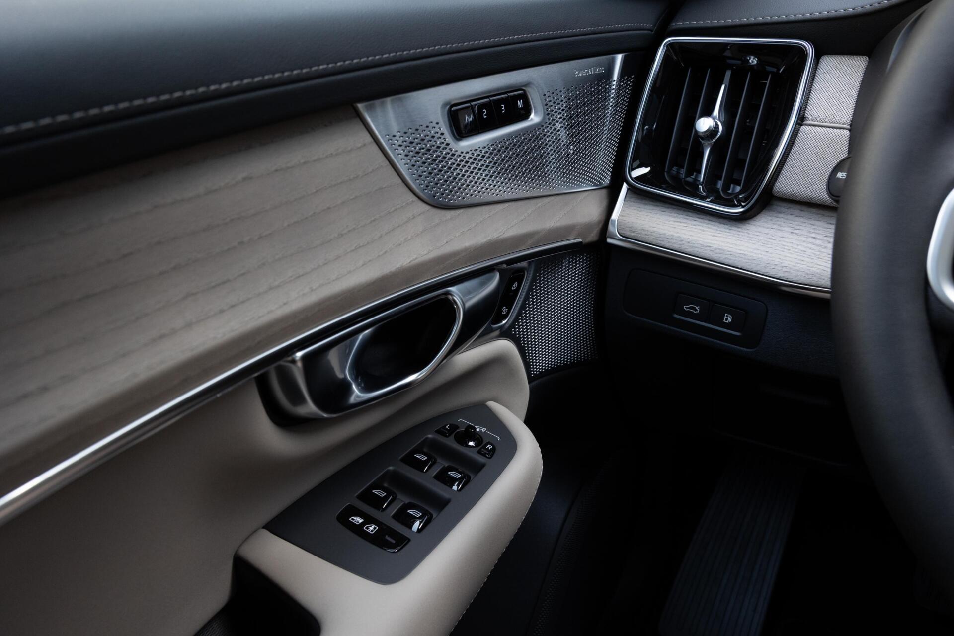 Volvo XC90 T8 Plug-in hybrid AWD Ultra Dark MY 2027 Full Option