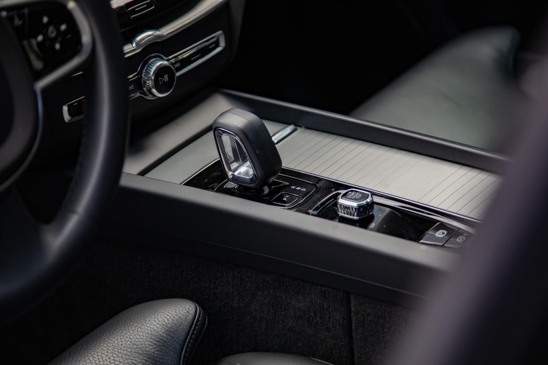 Volvo XC60 2.0 T6 Plug-in hybrid AWD Plus Dark Panorama|H/K Audio