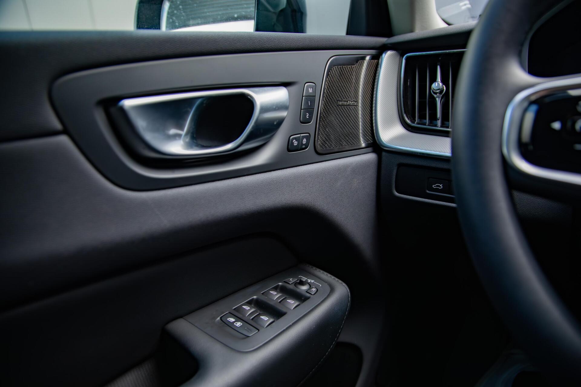Volvo XC60 2.0 T6 Plug-in hybrid AWD Plus Dark Panorama|H/K Audio