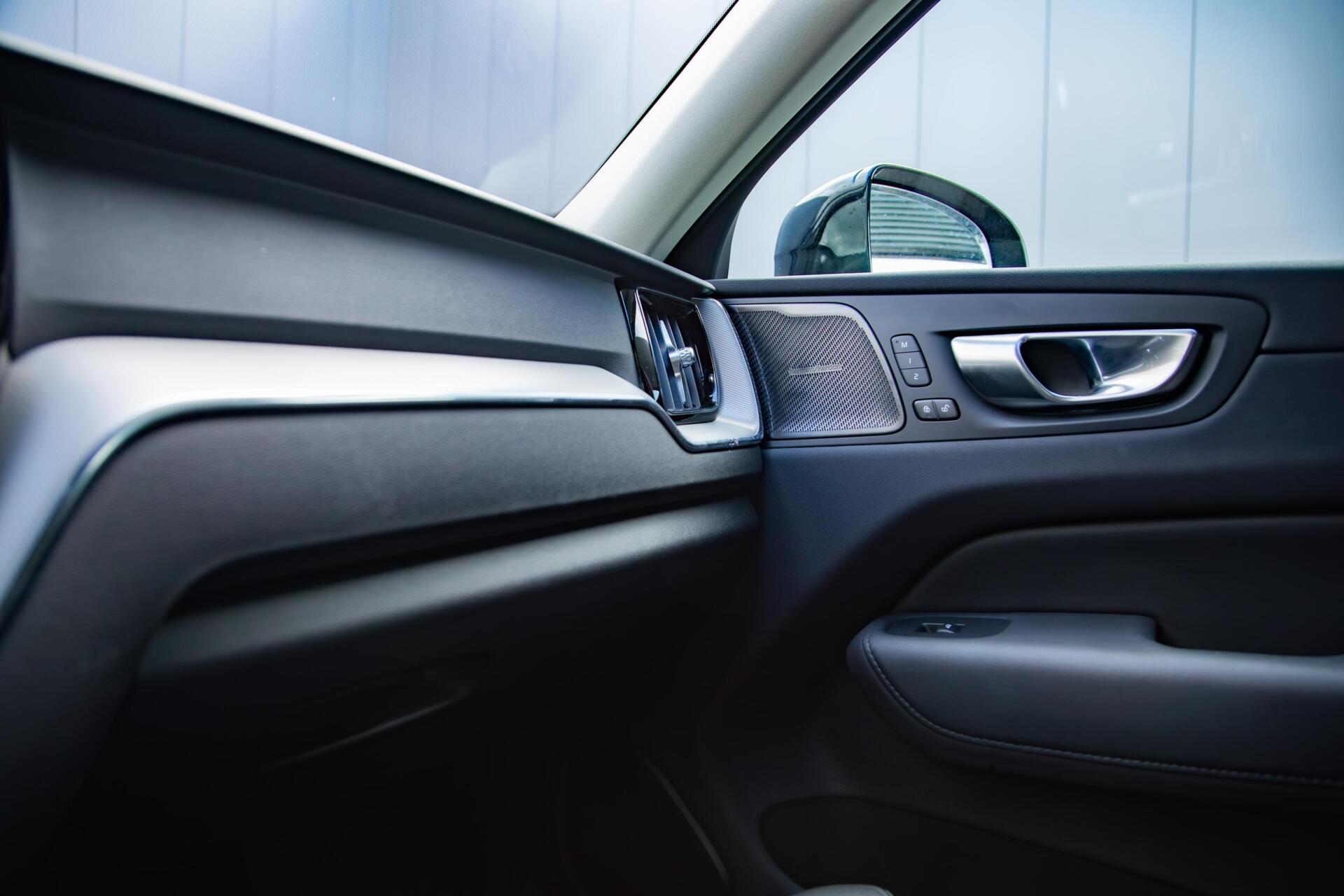 Volvo XC60 2.0 T6 Plug-in hybrid AWD Plus Dark Panorama|H/K Audio