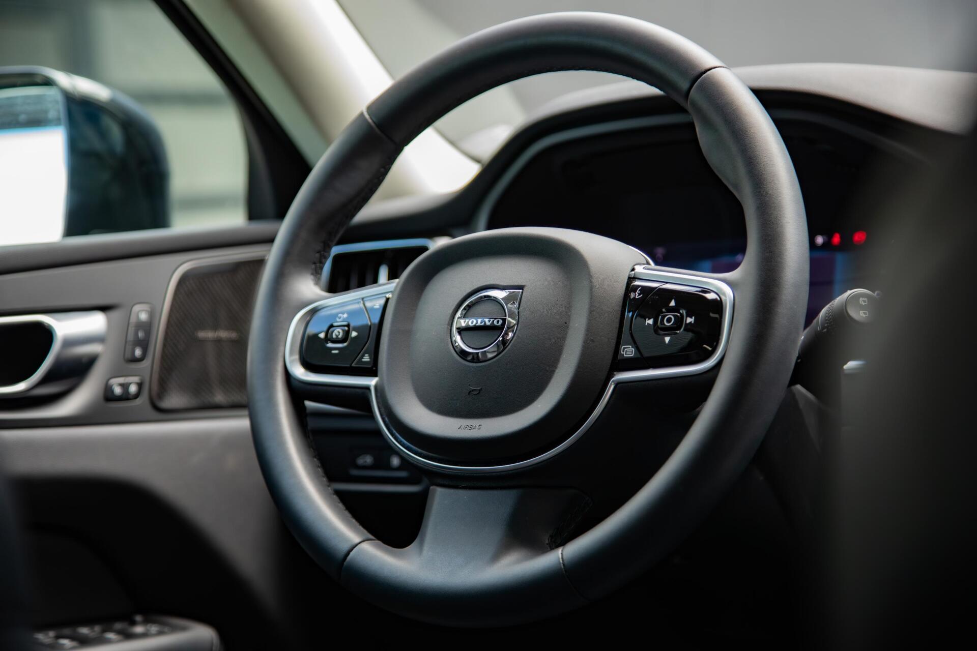 Volvo XC60 2.0 T6 Plug-in hybrid AWD Plus Dark Panorama|H/K Audio