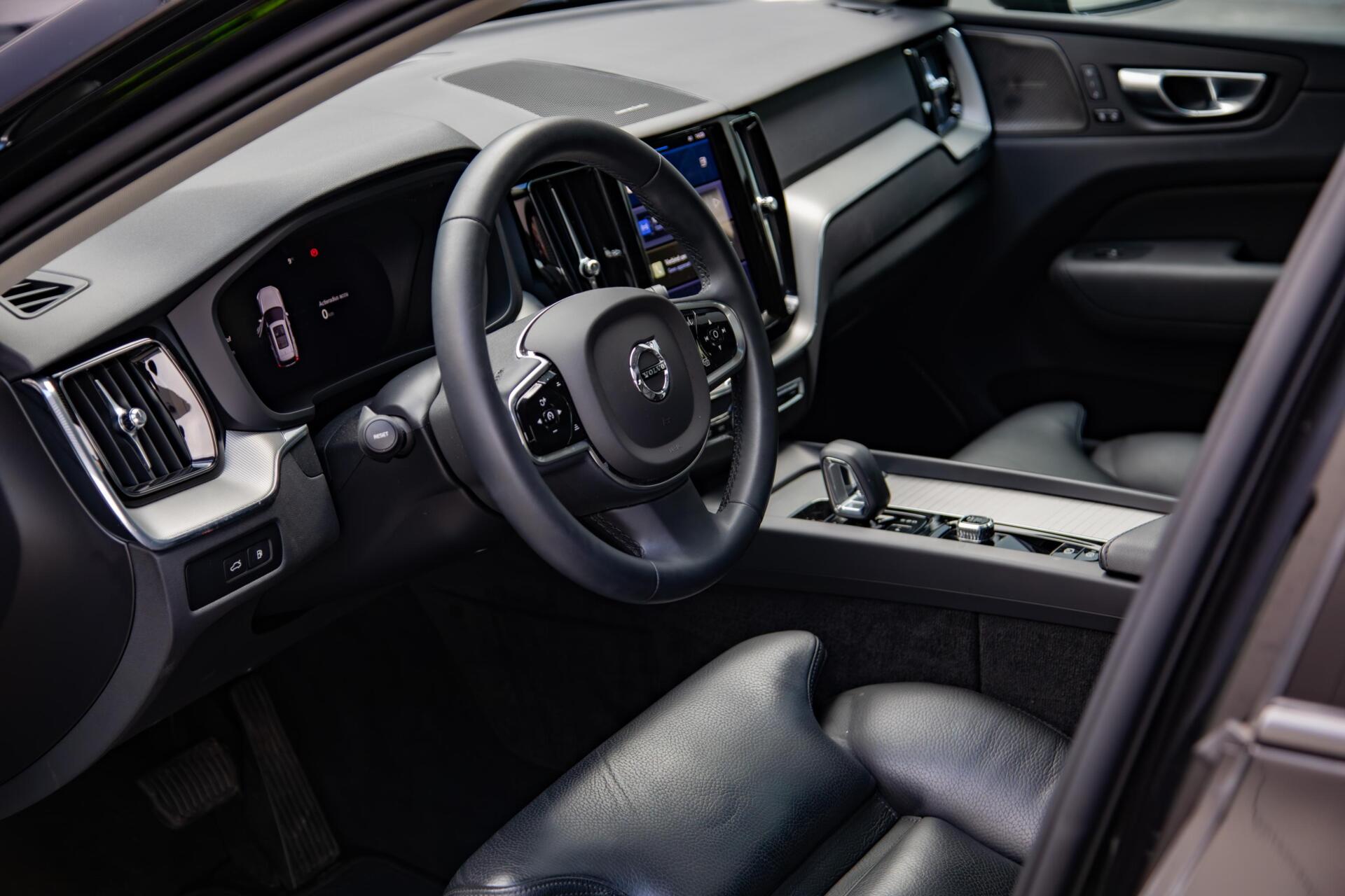 Volvo XC60 2.0 T6 Plug-in hybrid AWD Plus Dark Panorama|H/K Audio