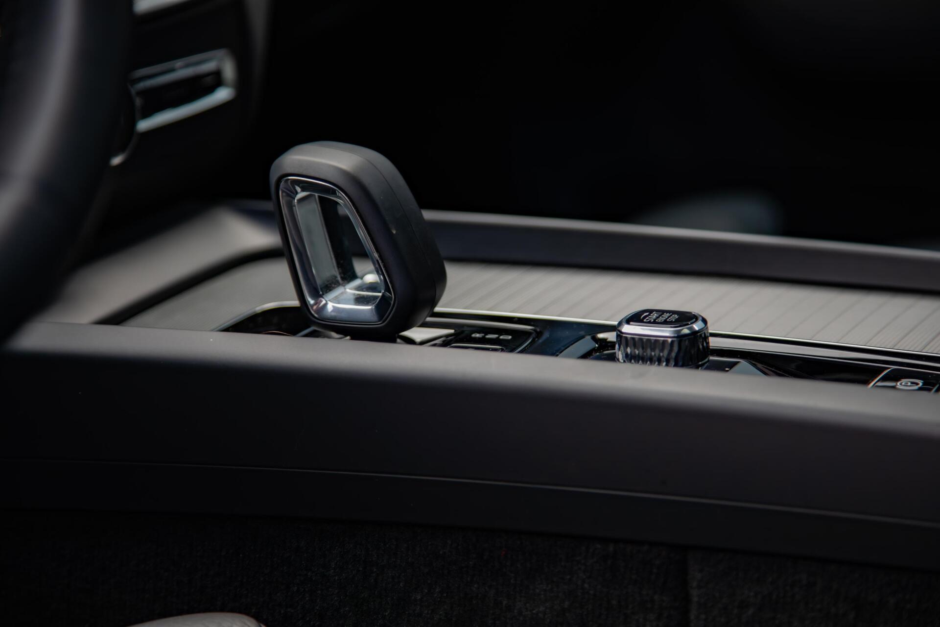 Volvo XC60 2.0 T6 Plug-in hybrid AWD Plus Dark Panorama|H/K Audio