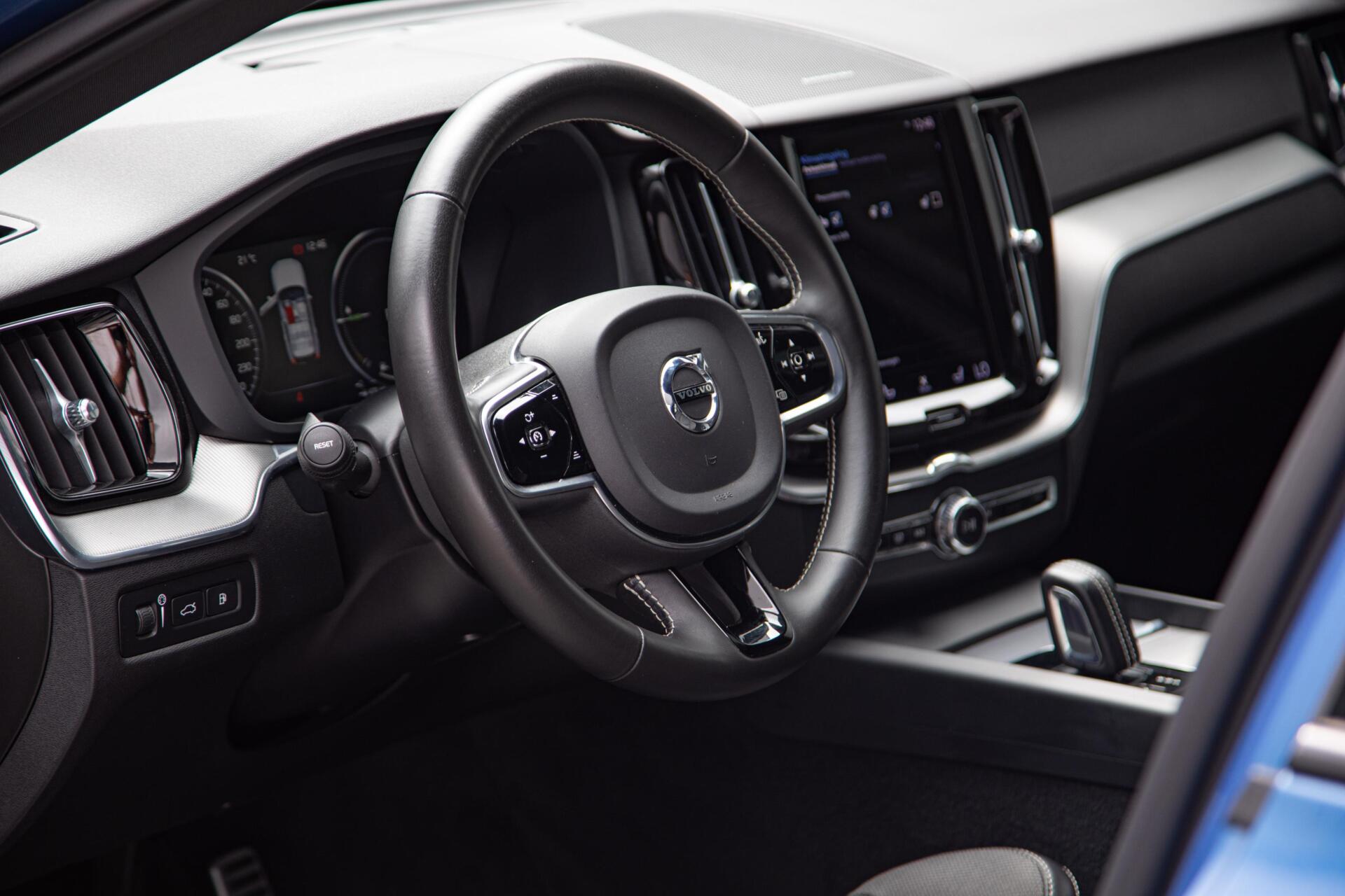 Volvo XC60 T6 Plug-in hybrid AWD R-Design Panorama|H/K Audio