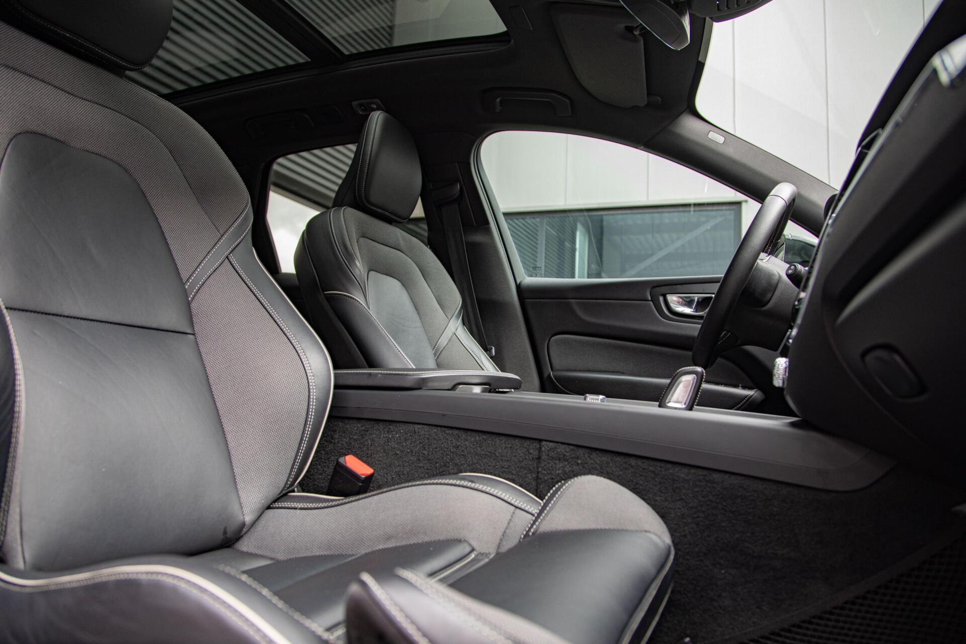Volvo XC60 T6 Plug-in hybrid AWD R-Design Panorama|H/K Audio
