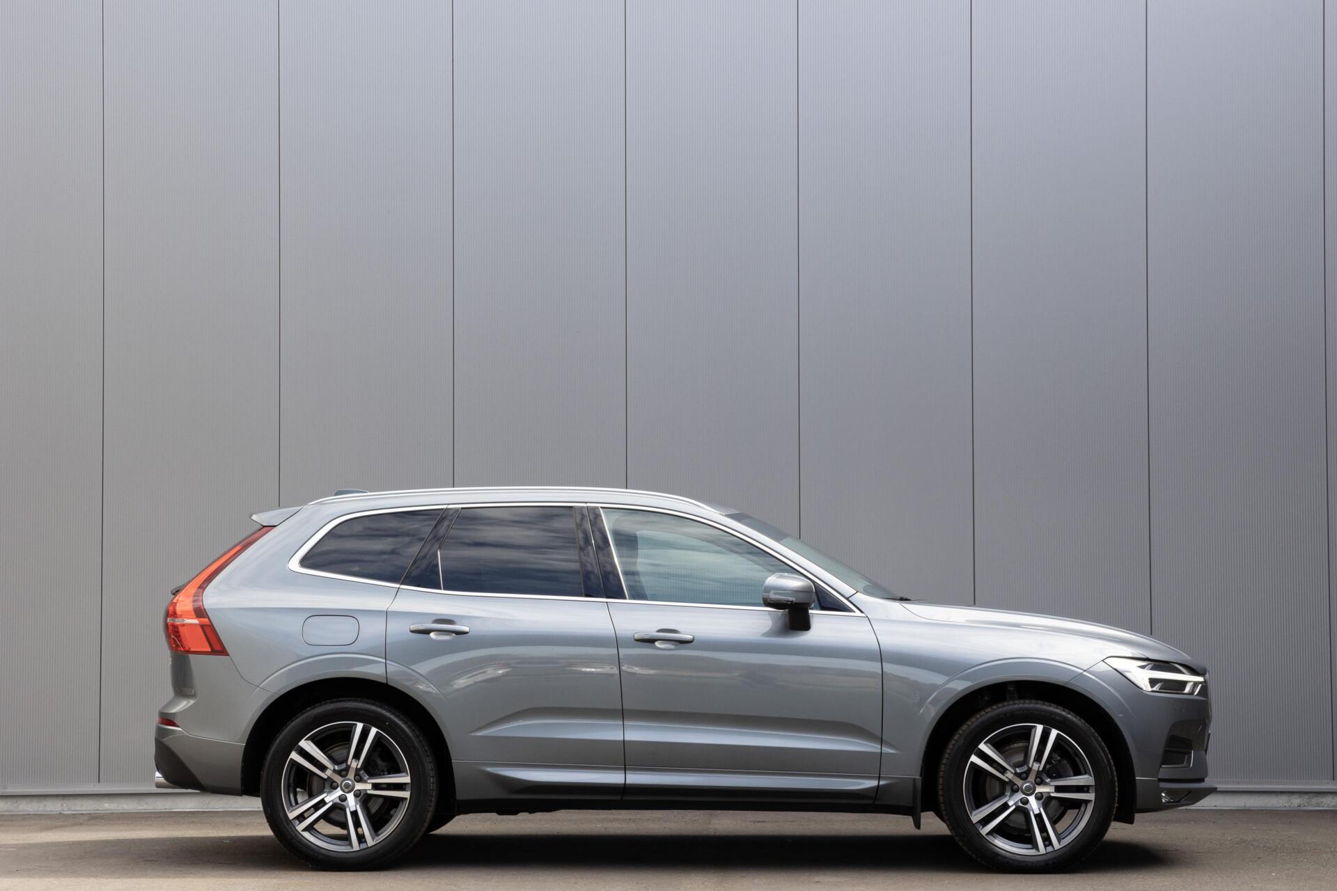 Volvo XC60 - 2.0 T4 Momentum Pro Panoramadak|Trekhaak|Leder|Winterpack