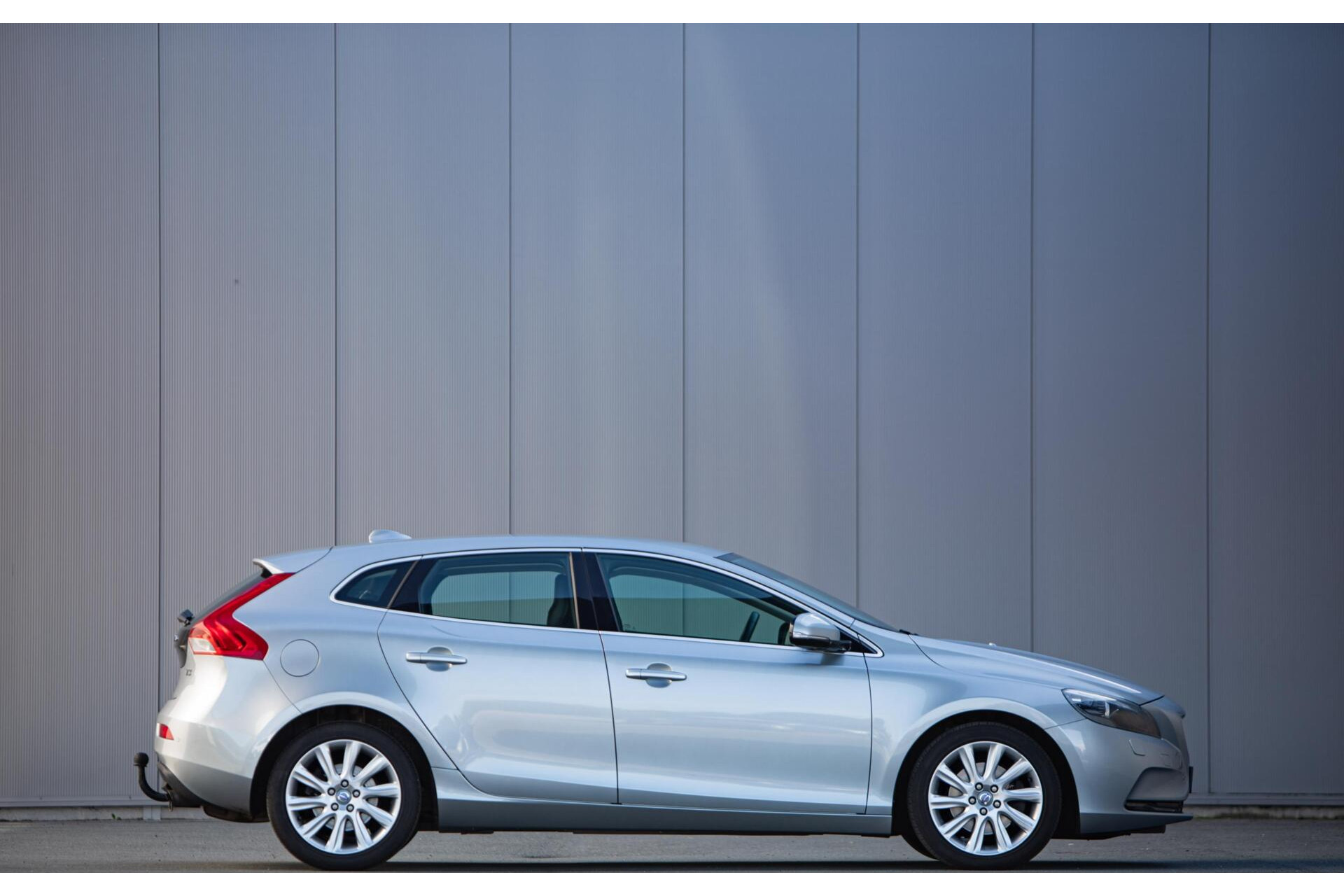 Volvo V40 - 1.5 T3 Summum 1e Eig|Ori .NL|Leder|Camera|Navi|Trekhaak