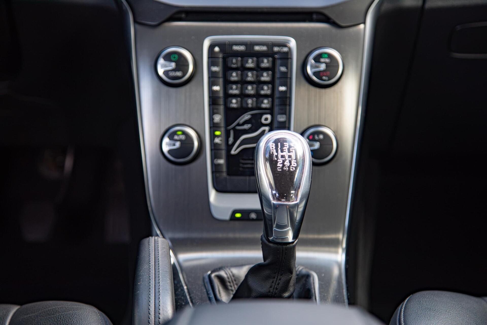 Volvo V40 1.5 T3 Summum 1e Eig|Ori .NL|Leder|Camera|Navi|Trekhaak