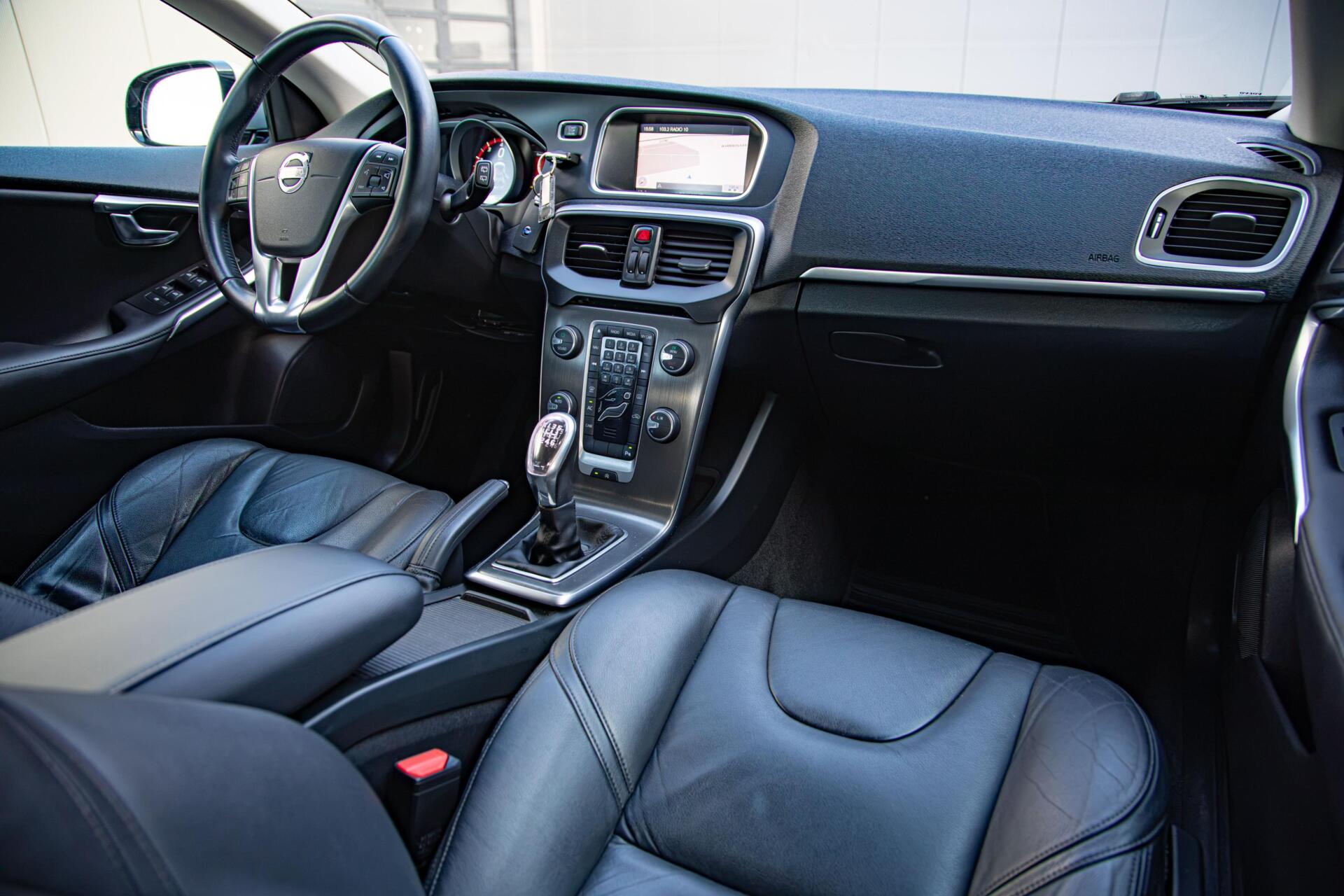 Volvo V40 1.5 T3 Summum 1e Eig|Ori .NL|Leder|Camera|Navi|Trekhaak