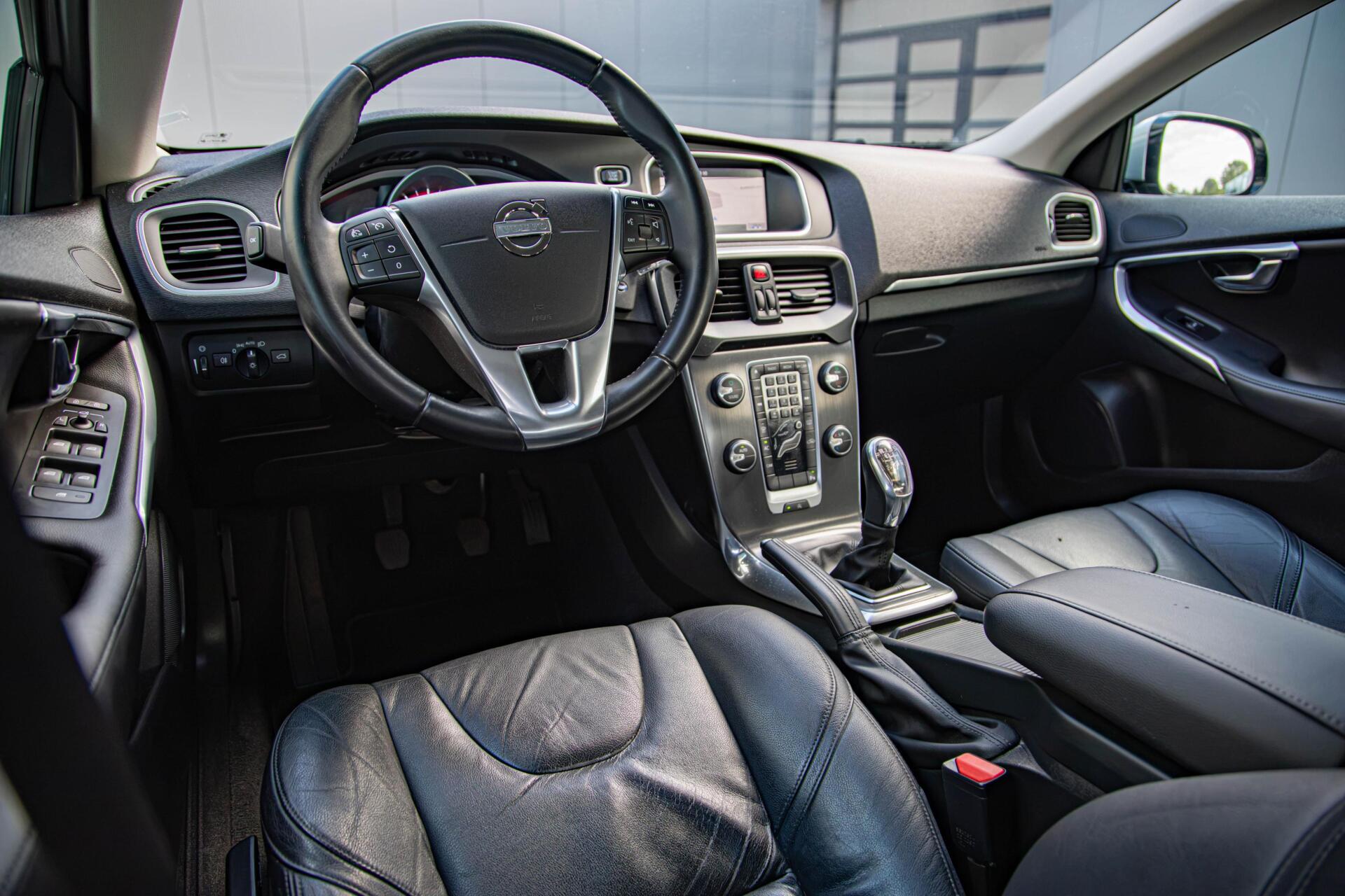 Volvo V40 1.5 T3 Summum 1e Eig|Ori .NL|Leder|Camera|Navi|Trekhaak